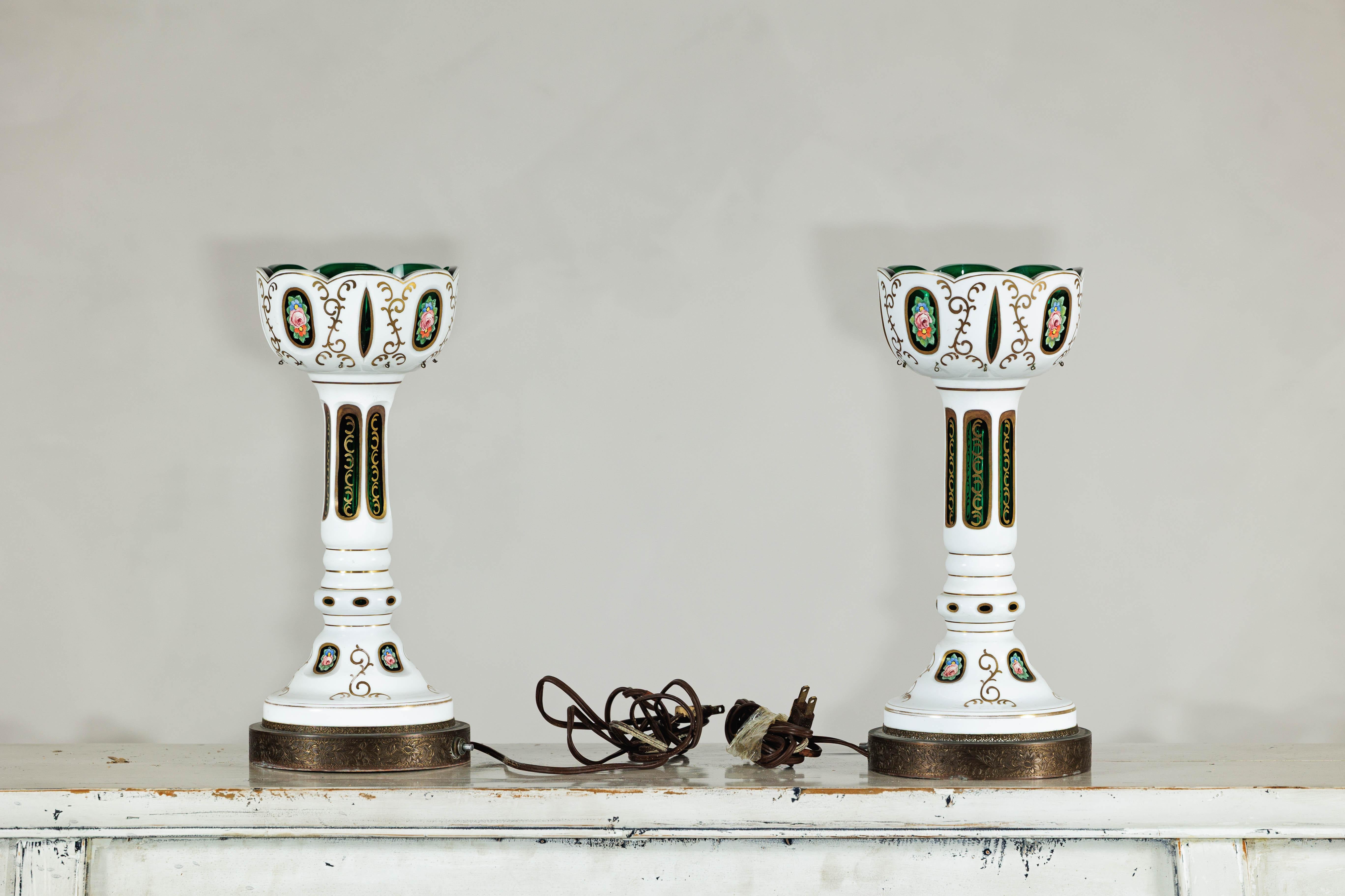 Paire de lampes tchèques en verre de Bohème à caisson blanc avec des détails en vert taillés dans la masse en vente 9