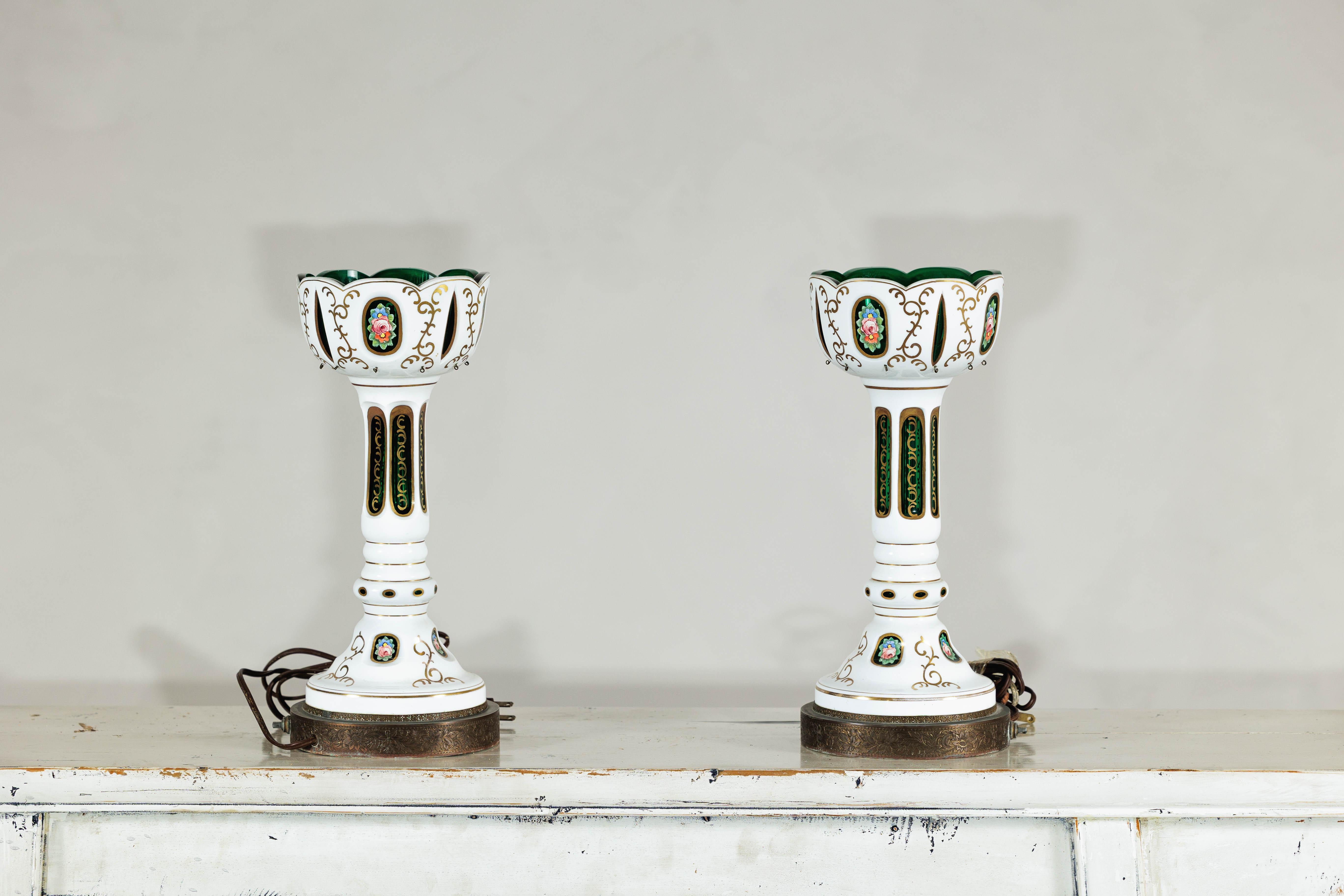 Paire de lampes tchèques en verre de Bohème à caisson blanc avec des détails en vert taillés dans la masse en vente 11