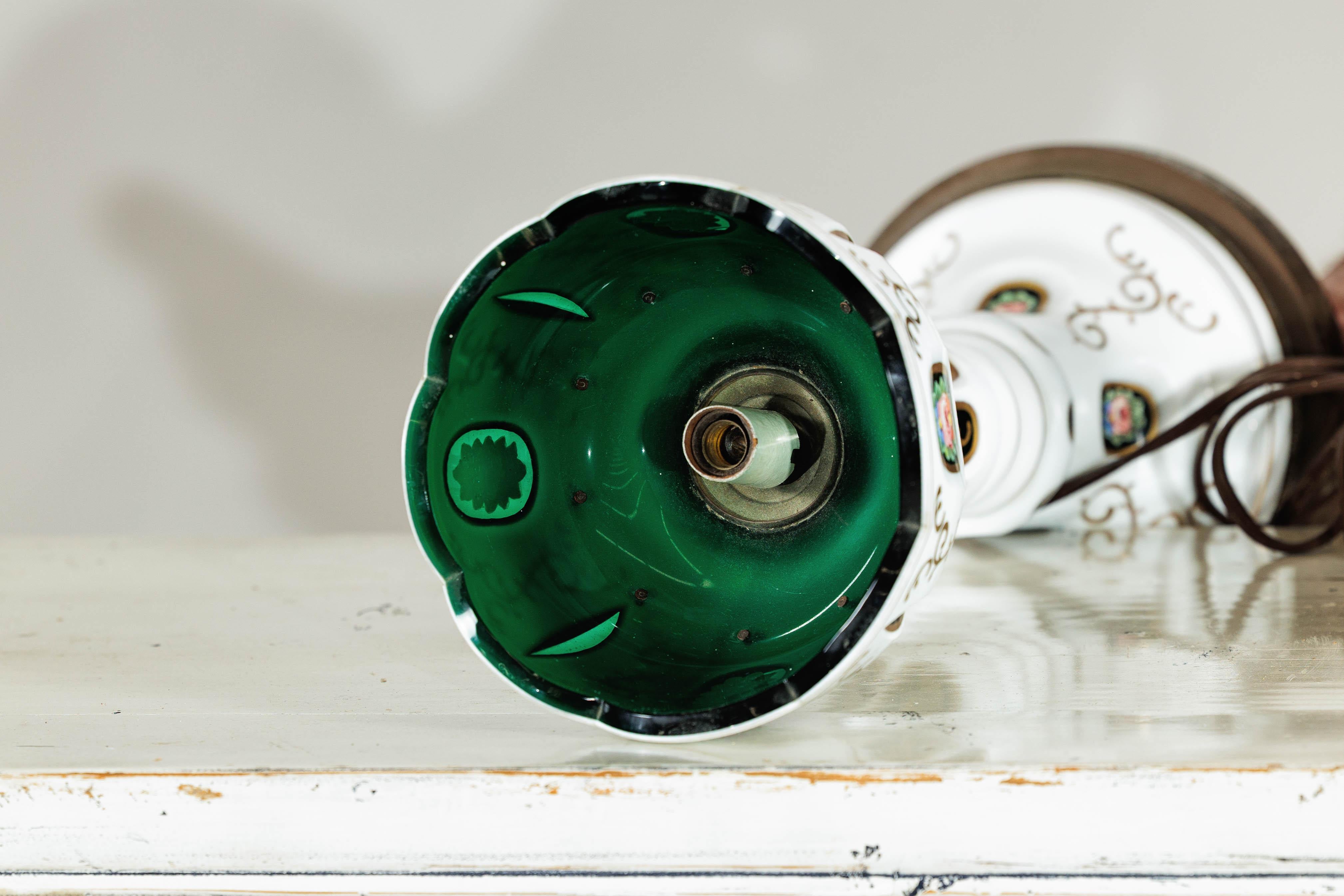 Paire de lampes tchèques en verre de Bohème à caisson blanc avec des détails en vert taillés dans la masse en vente 13
