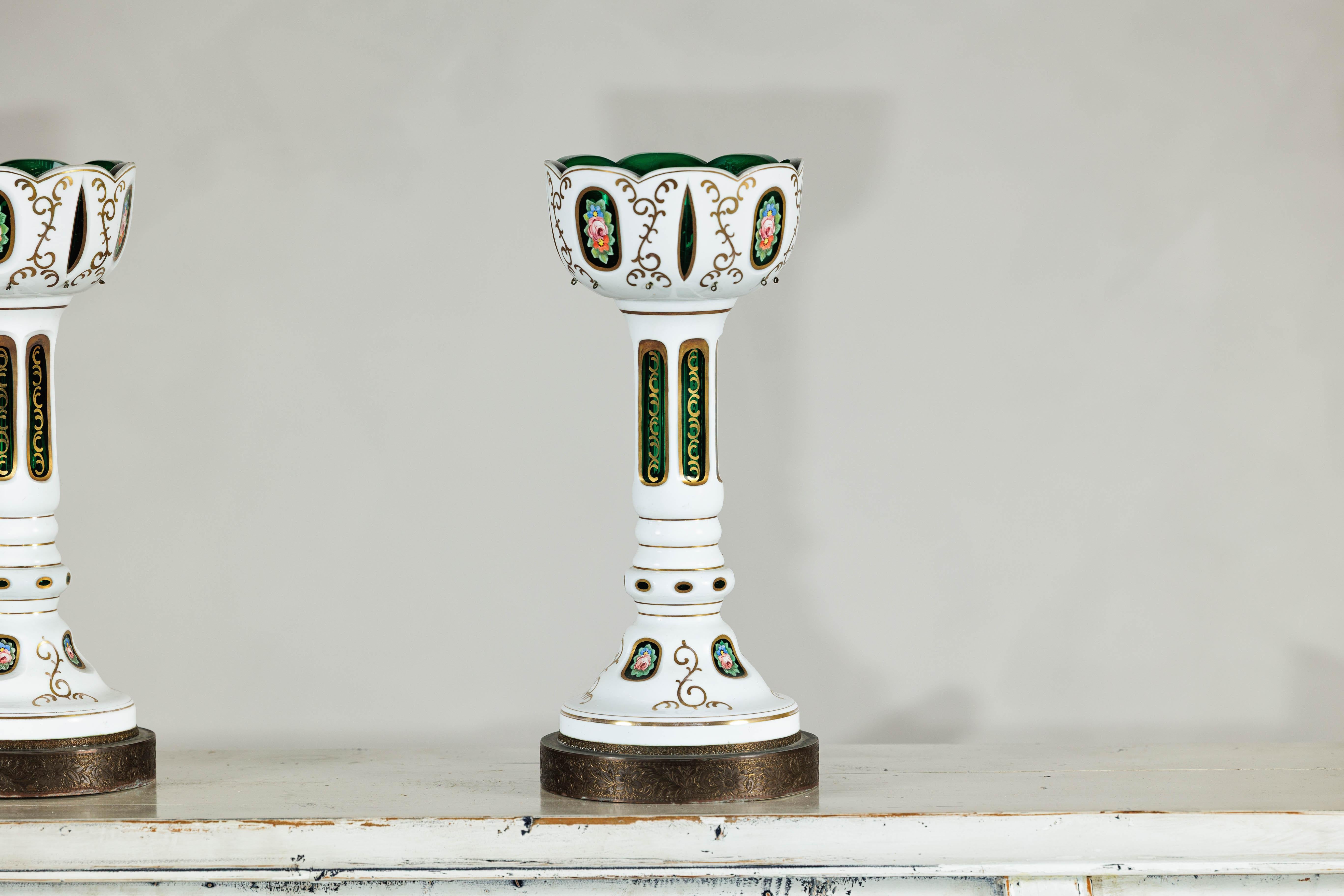 Tchèque Paire de lampes tchèques en verre de Bohème à caisson blanc avec des détails en vert taillés dans la masse en vente