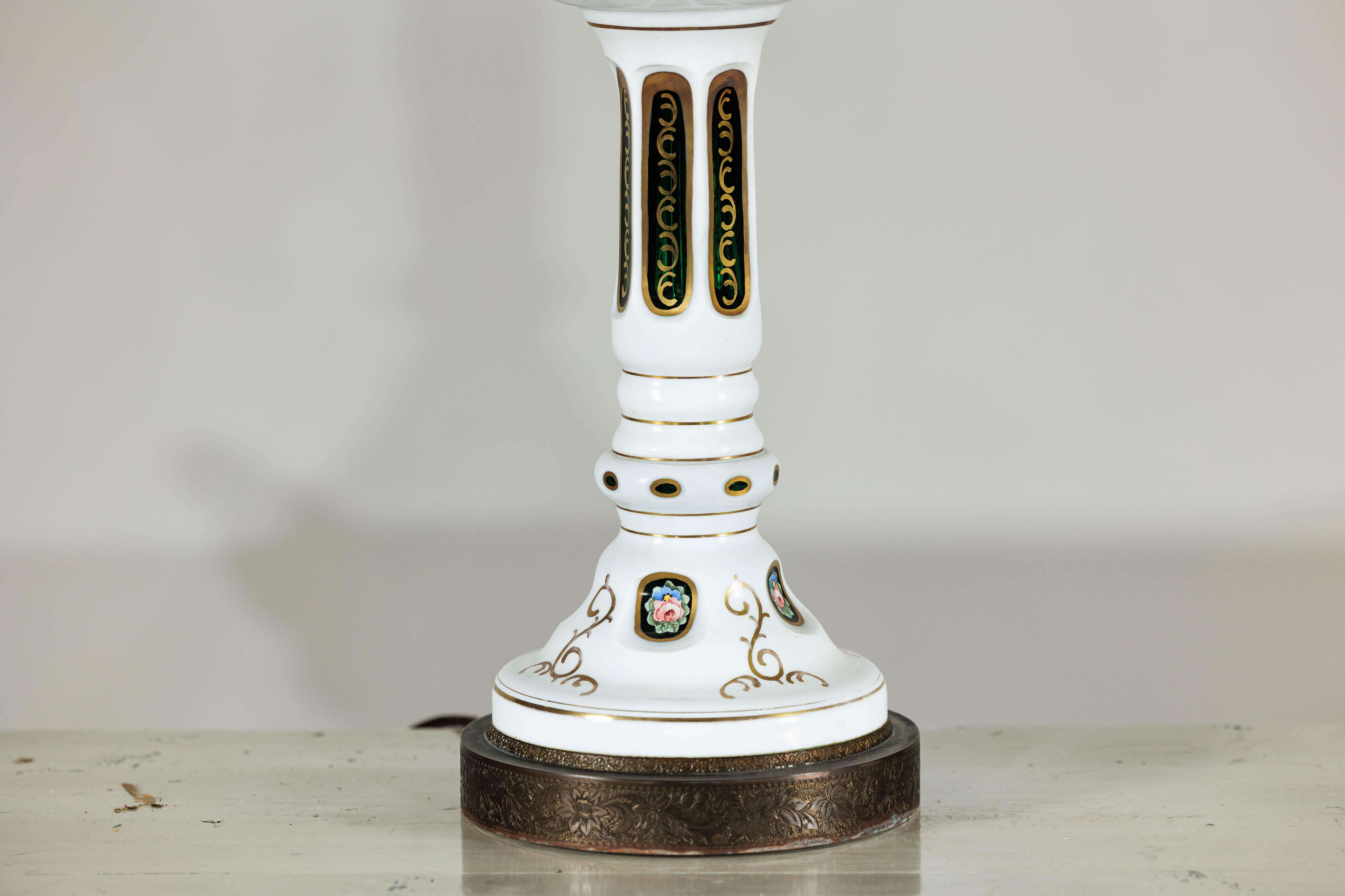 Verre Paire de lampes tchèques en verre de Bohème à caisson blanc avec des détails en vert taillés dans la masse en vente