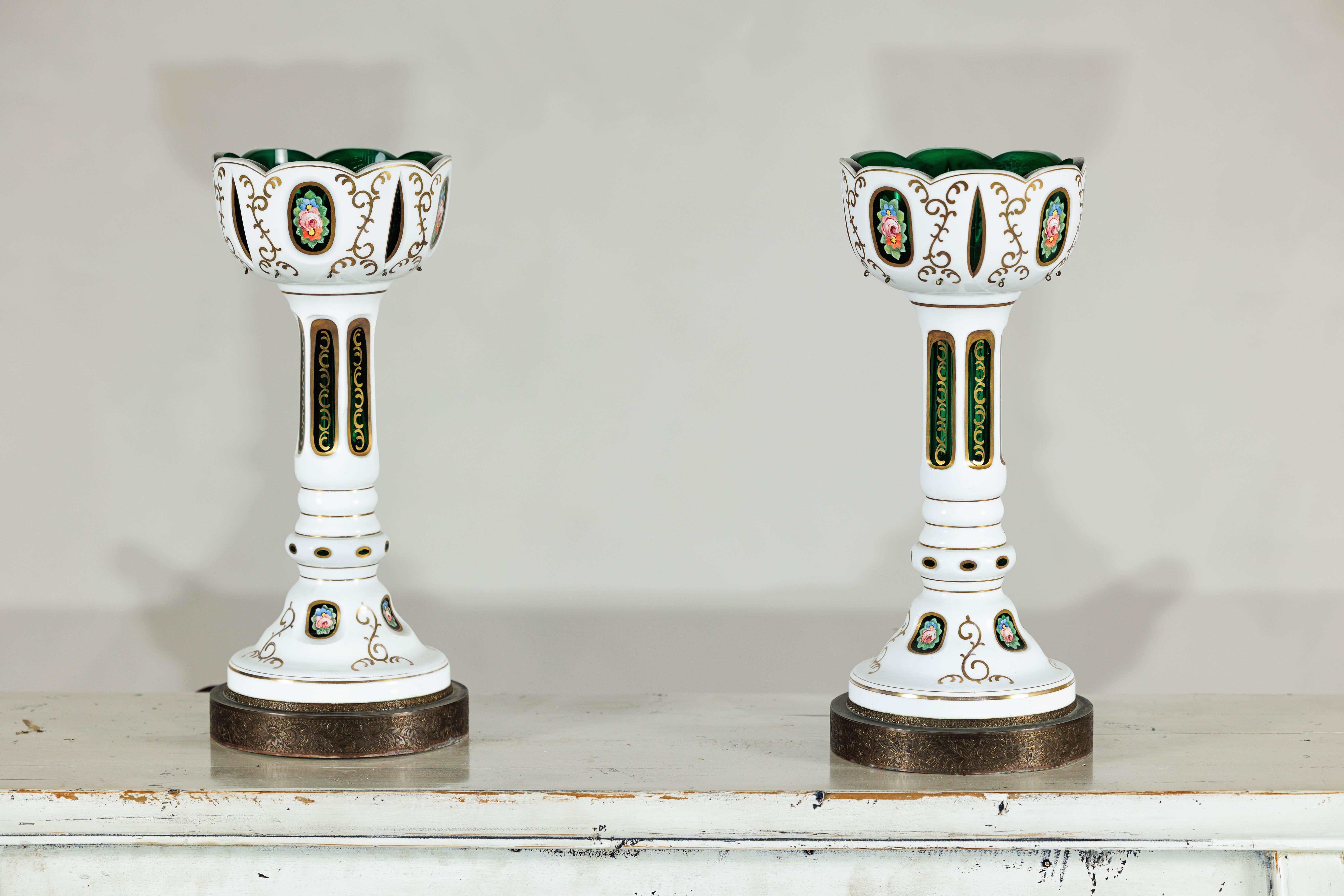 Paire de lampes tchèques en verre de Bohème à caisson blanc avec des détails en vert taillés dans la masse en vente 2