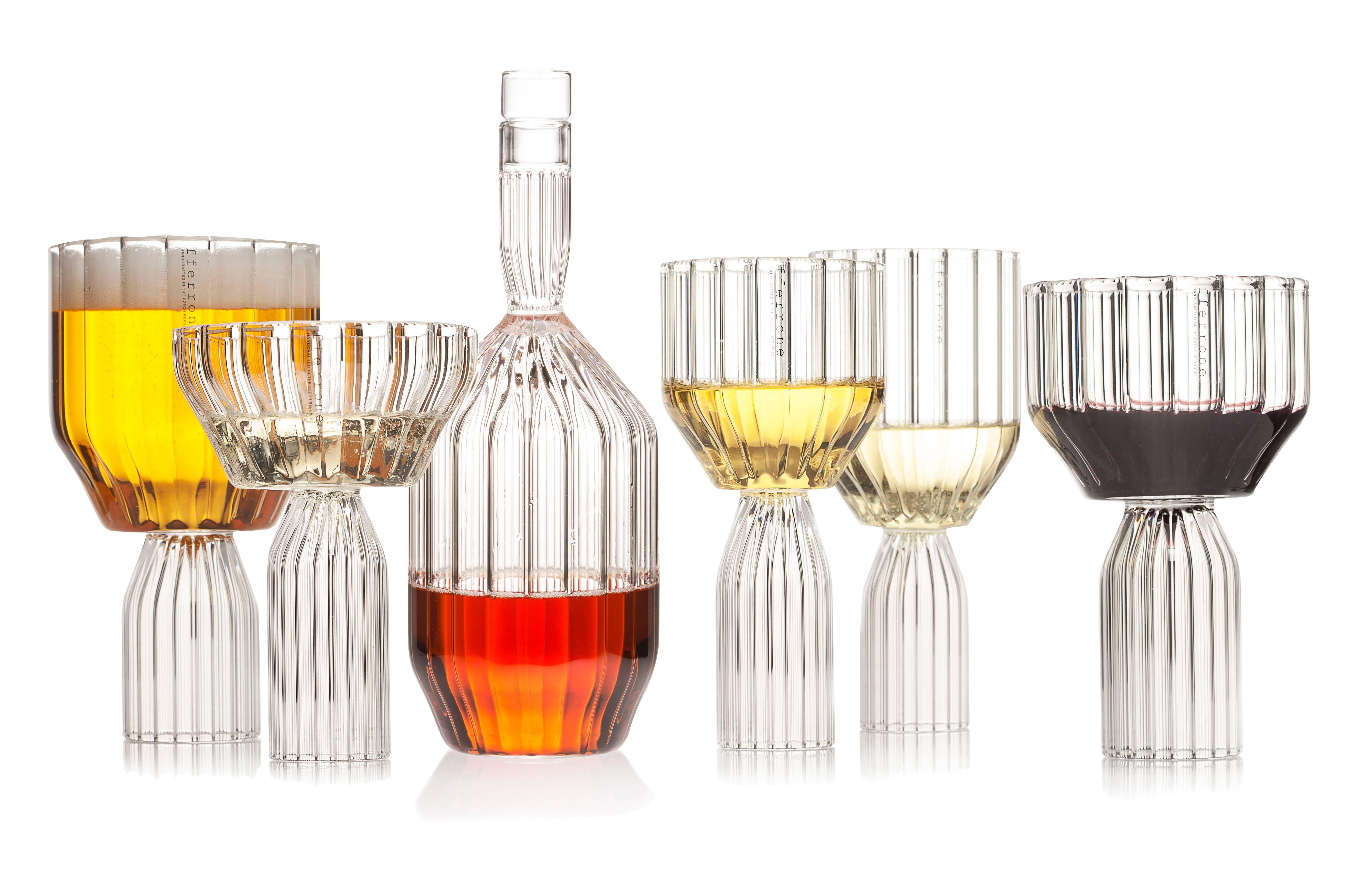 Une paire de verre tchèque contemporain fait à la main est le parfait grand gobelet à vin ou verre à cocktail pour les boissons.
La collection Margot, qui représente la version moderne du verre taillé, renverse la tradition avec des détails