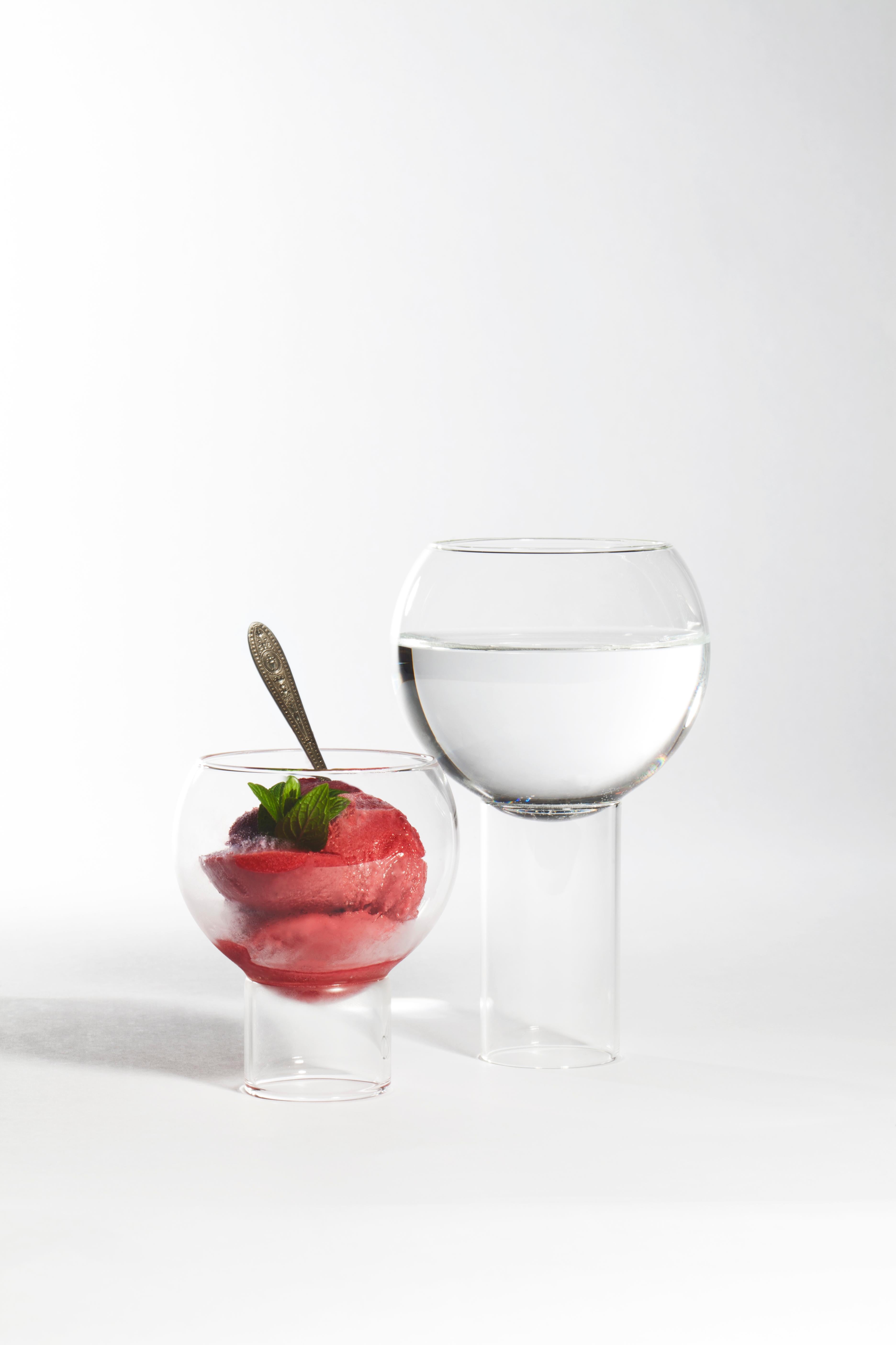 Fferrone Set of 2 Czech Contemporary Tulip Low Small Wine Glasses Handmade (Jeu de 2 verres à vin tchèques contemporains avec tulipe) en vente 1