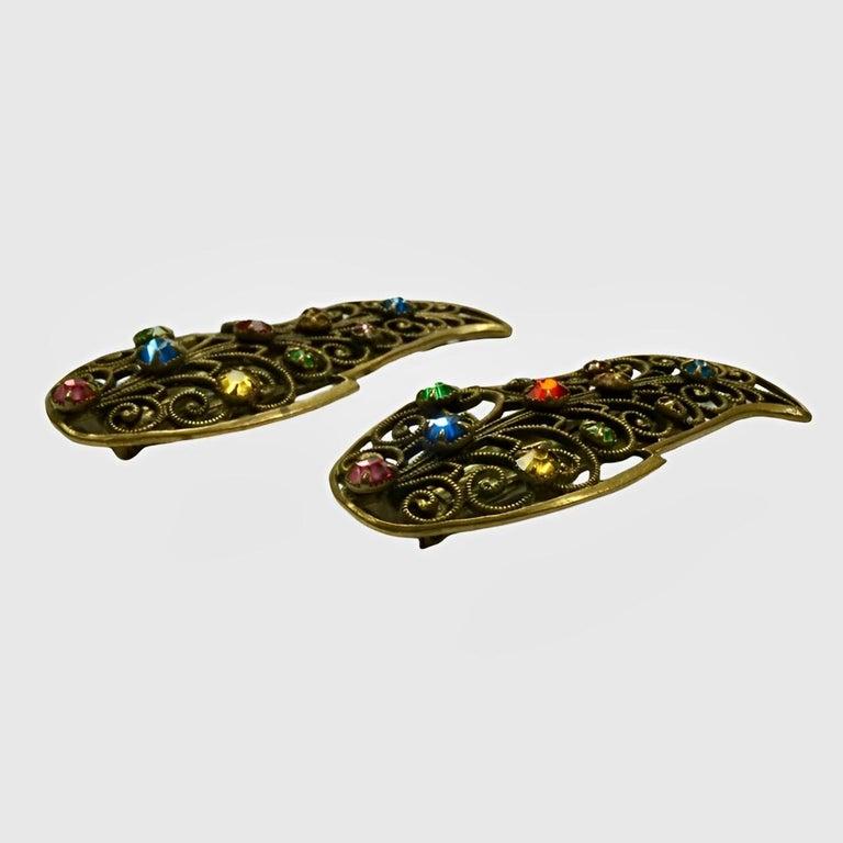 da uomo o donna Coppia di fermagli da abito in metallo dorato ceco con foglie di vetro smaltato multicolore 1930 in vendita