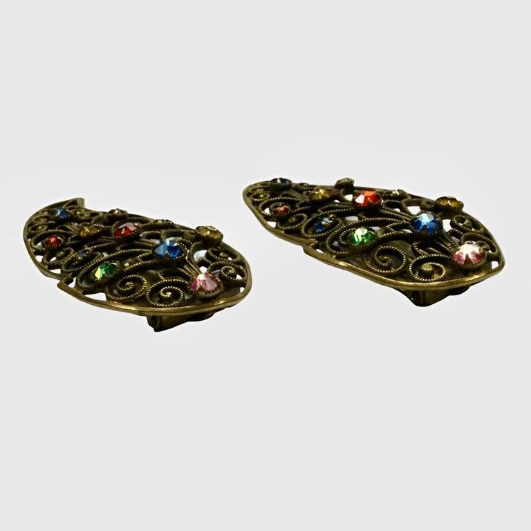 Coppia di fermagli da abito in metallo dorato ceco con foglie di vetro smaltato multicolore 1930 in vendita 1