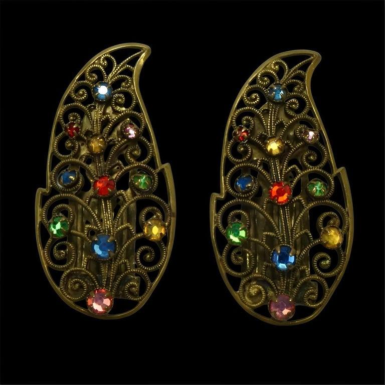 Coppia di fermagli da abito in metallo dorato ceco con foglie di vetro smaltato multicolore 1930 in vendita 2