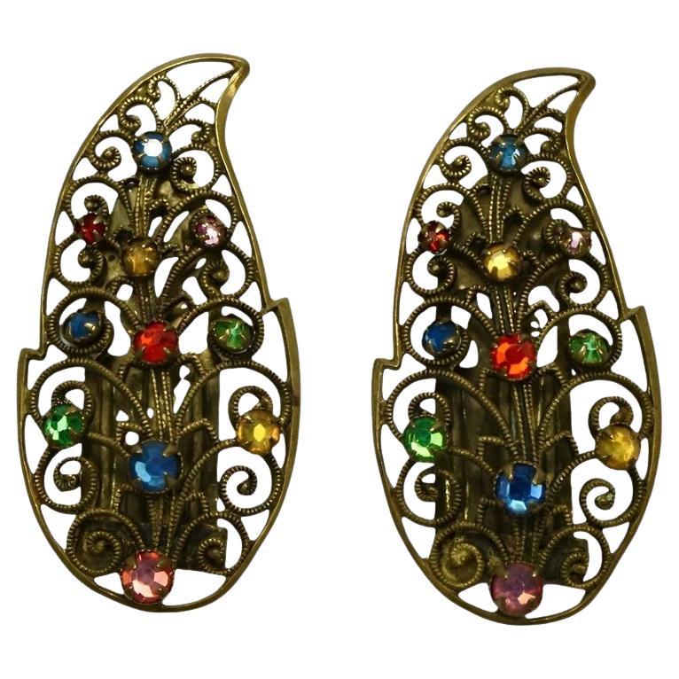 Coppia di fermagli da abito in metallo dorato ceco con foglie di vetro smaltato multicolore 1930 in vendita
