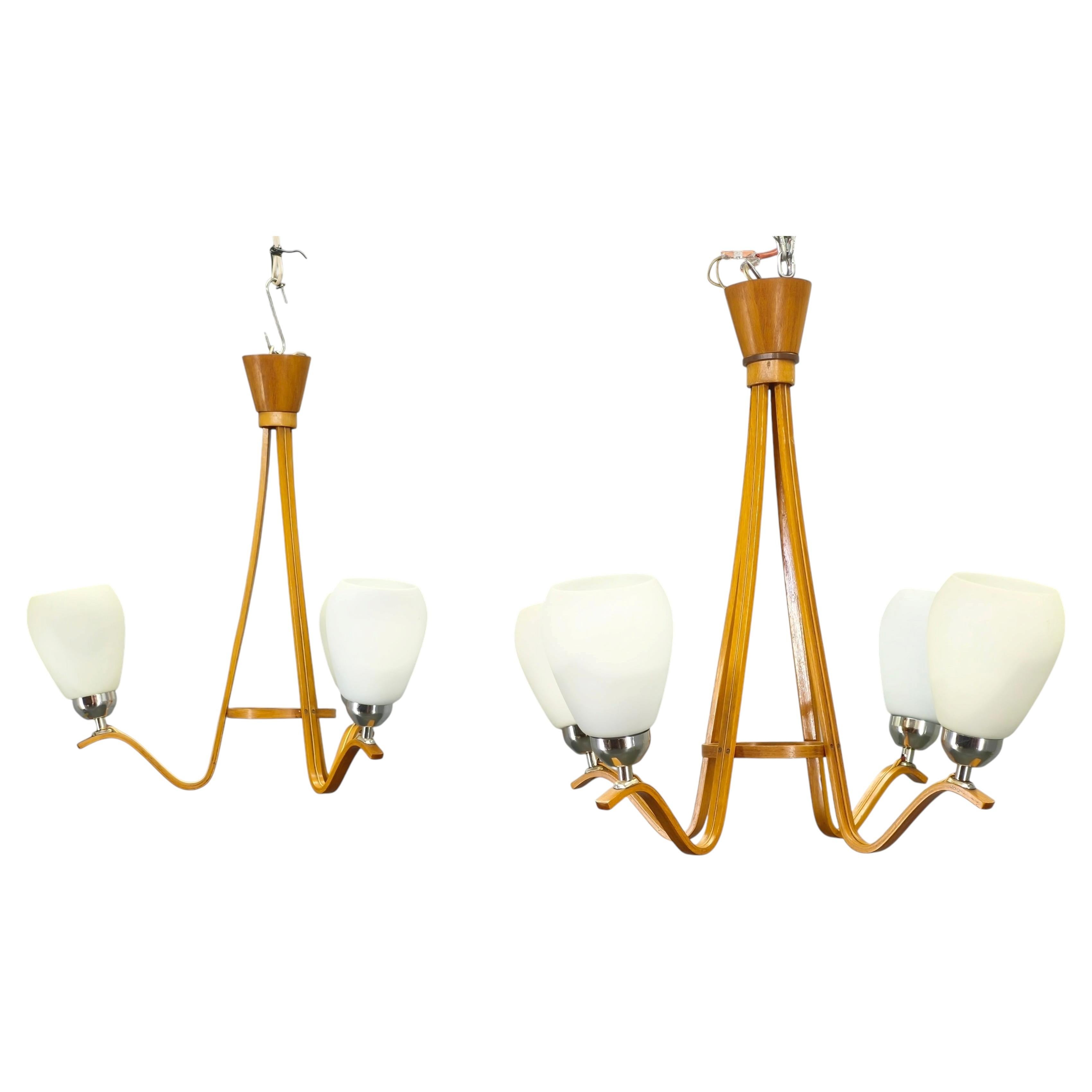 Coppia di lampadari ceki in legno e vetro della metà del secolo scorso realizzati da Dřevo Humpolec in vendita