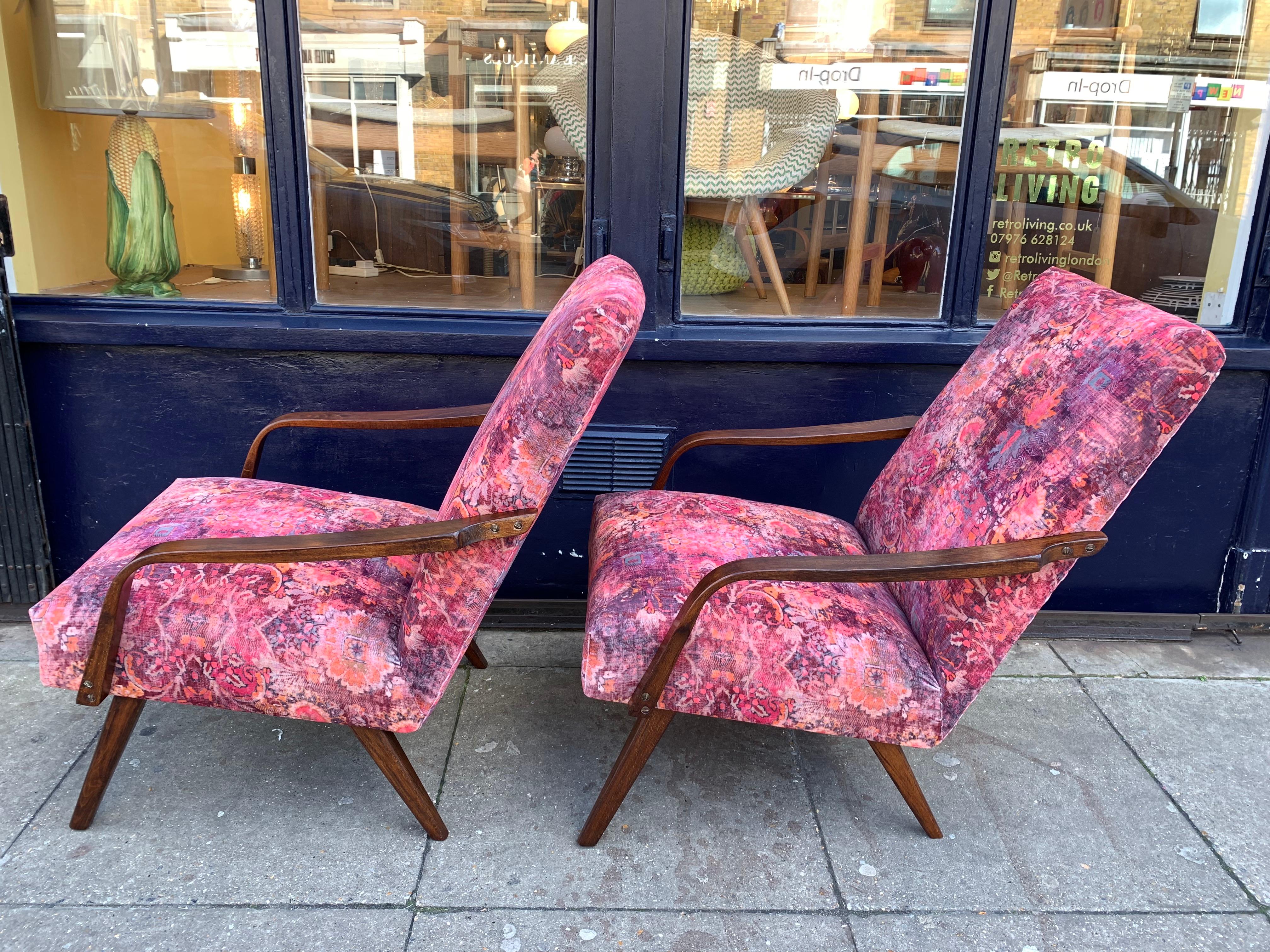 20th Century Pair of Czech Republic 1960s Bentwood Beech Lounge Armchairs in Linwood Fabric