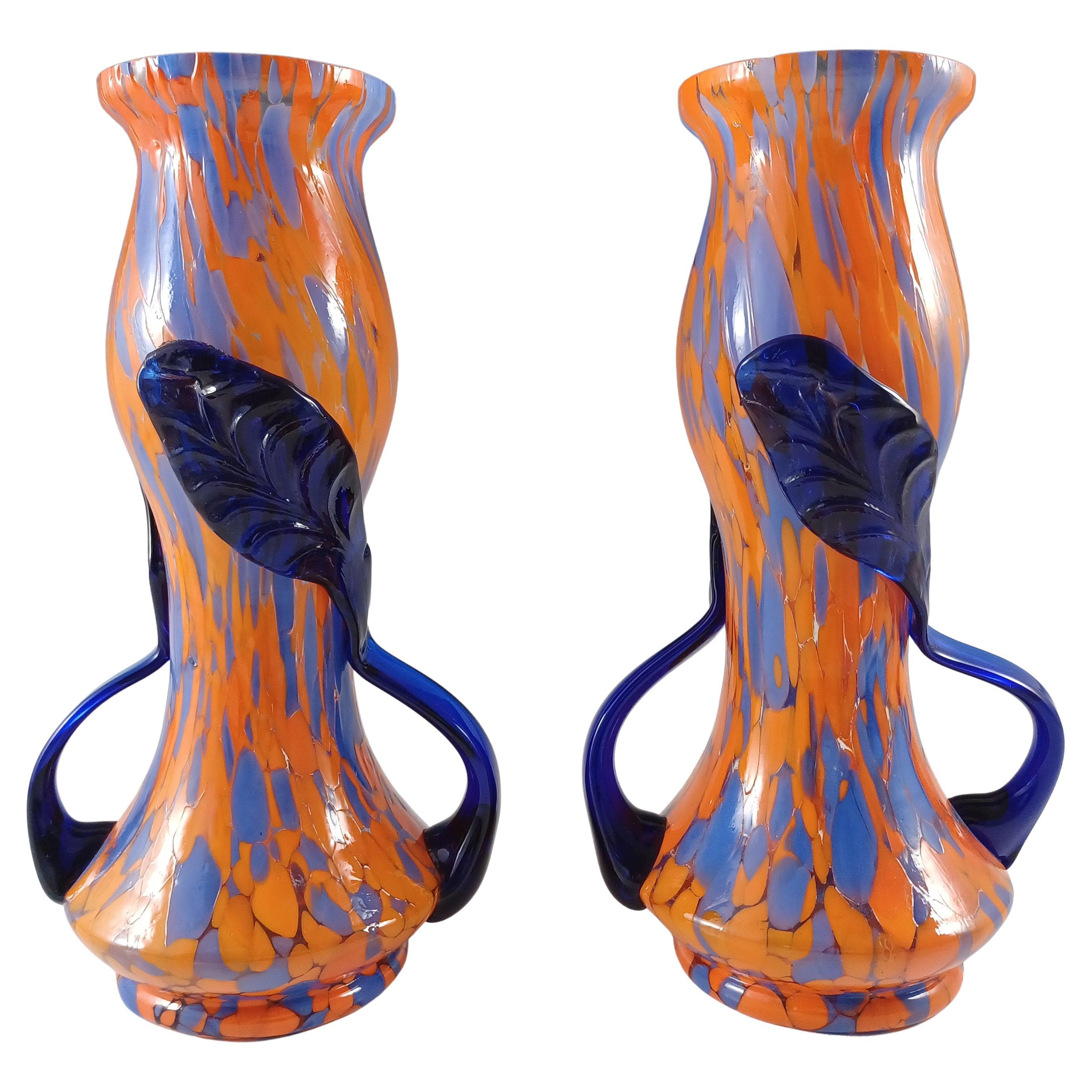 Pareja de jarrones checos vintage de cristal salpicado naranja y azul