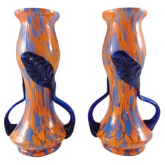 Pareja de jarrones checos vintage de cristal salpicado naranja y azul