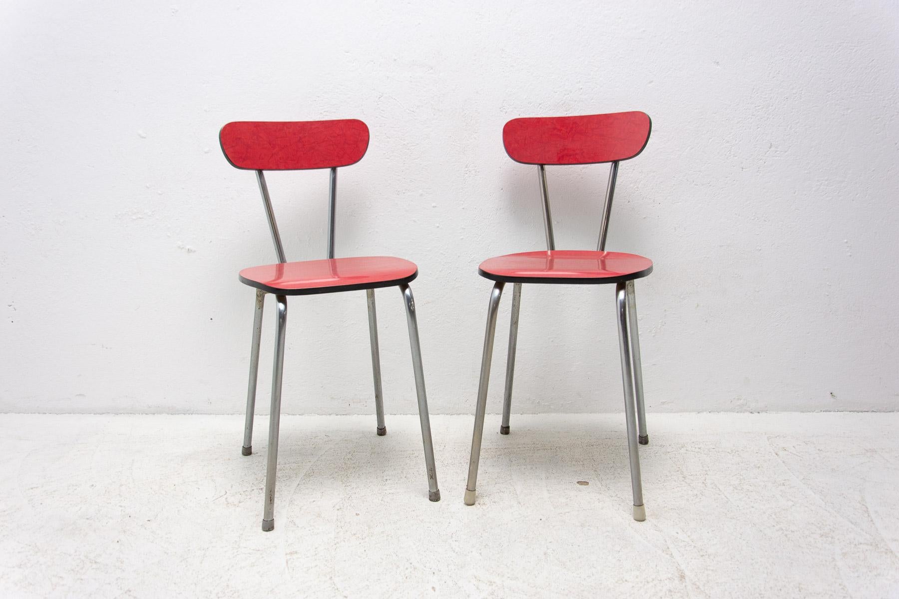 Mid-century color formica cafe or dining chairs with chrome legs. Made in the 1960’s. In very good Vintage condition. Price is for the pair.

Measures: Height: 78 cm

Width: 35 cm

Depth: 41 cm

Seat height: 46 cm.
