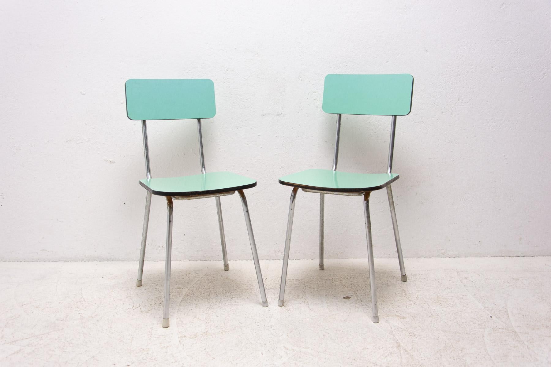 Mid-century color formica cafe or dining chairs with chrome legs. Made in the 1960’s. In very good Vintage condition. Price is for the pair.

Measures: Height: 80 cm

Width: 35 cm

Depth: 43 cm

Seat height: 45 cm.