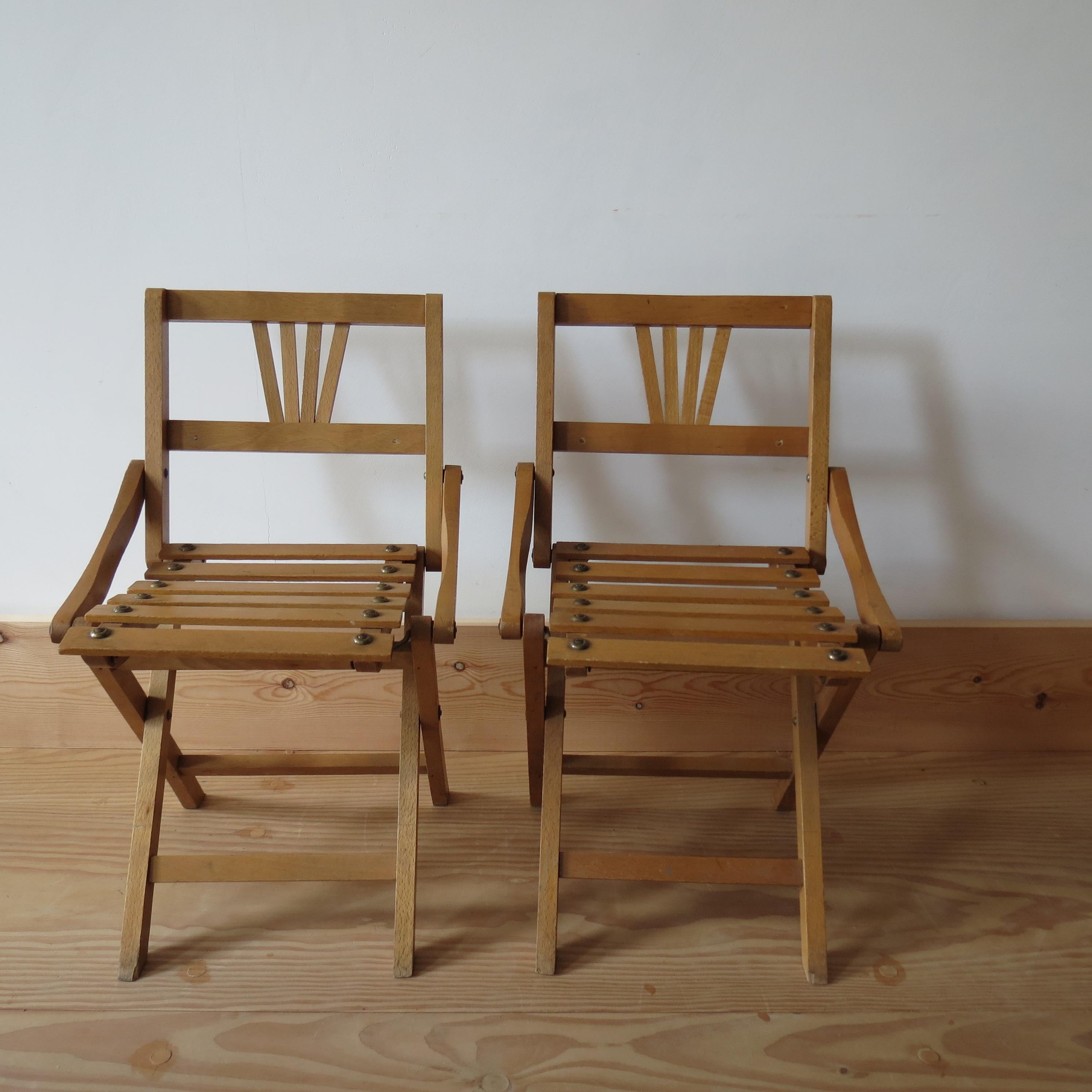 Pair of Czechoslovakia vintage folding child’s chairs 1940s Sfinx Filakova

Pair of well-made folding child’s chairs from Czechoslovakia produced in the 1940s by Sfinx Filakova. Made from solid beech with brass screw detail. The chairs fold easily