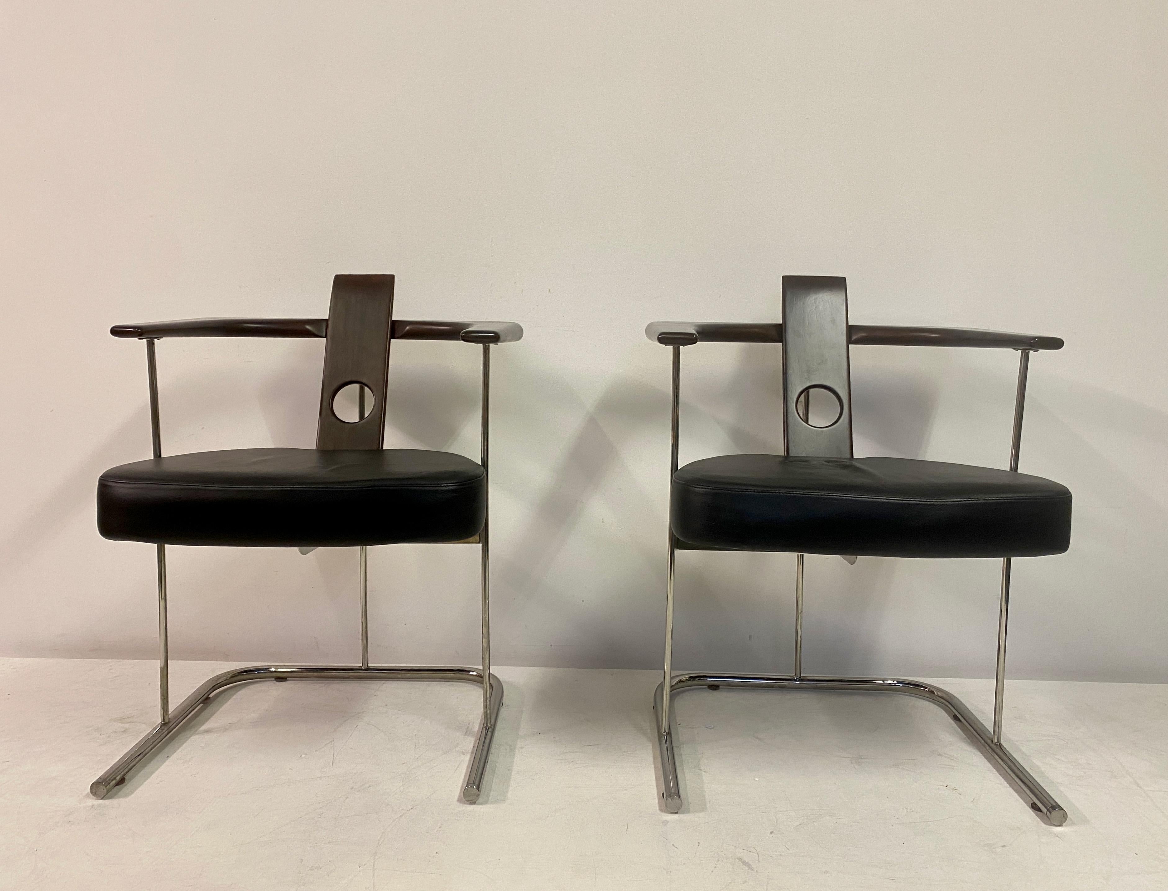 Pair of armchairs

Daav model

By Sergio Rodrigues

Stainless steel frame

Cherry wood arms

Leather seat

Brazil.