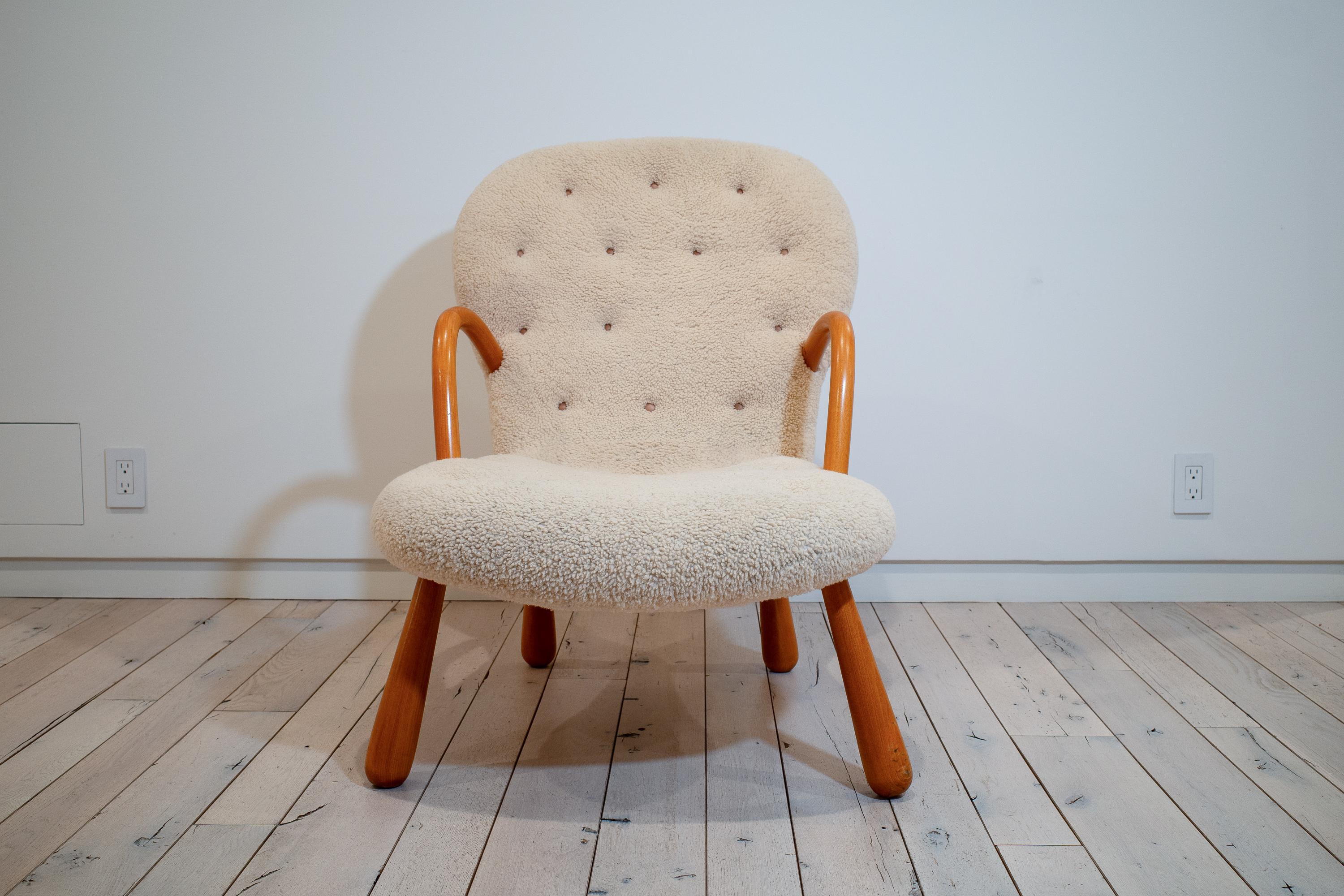 Mid-Century Modern Pair of Dagmar Clam Chairs by Arnold Madsen For Sale