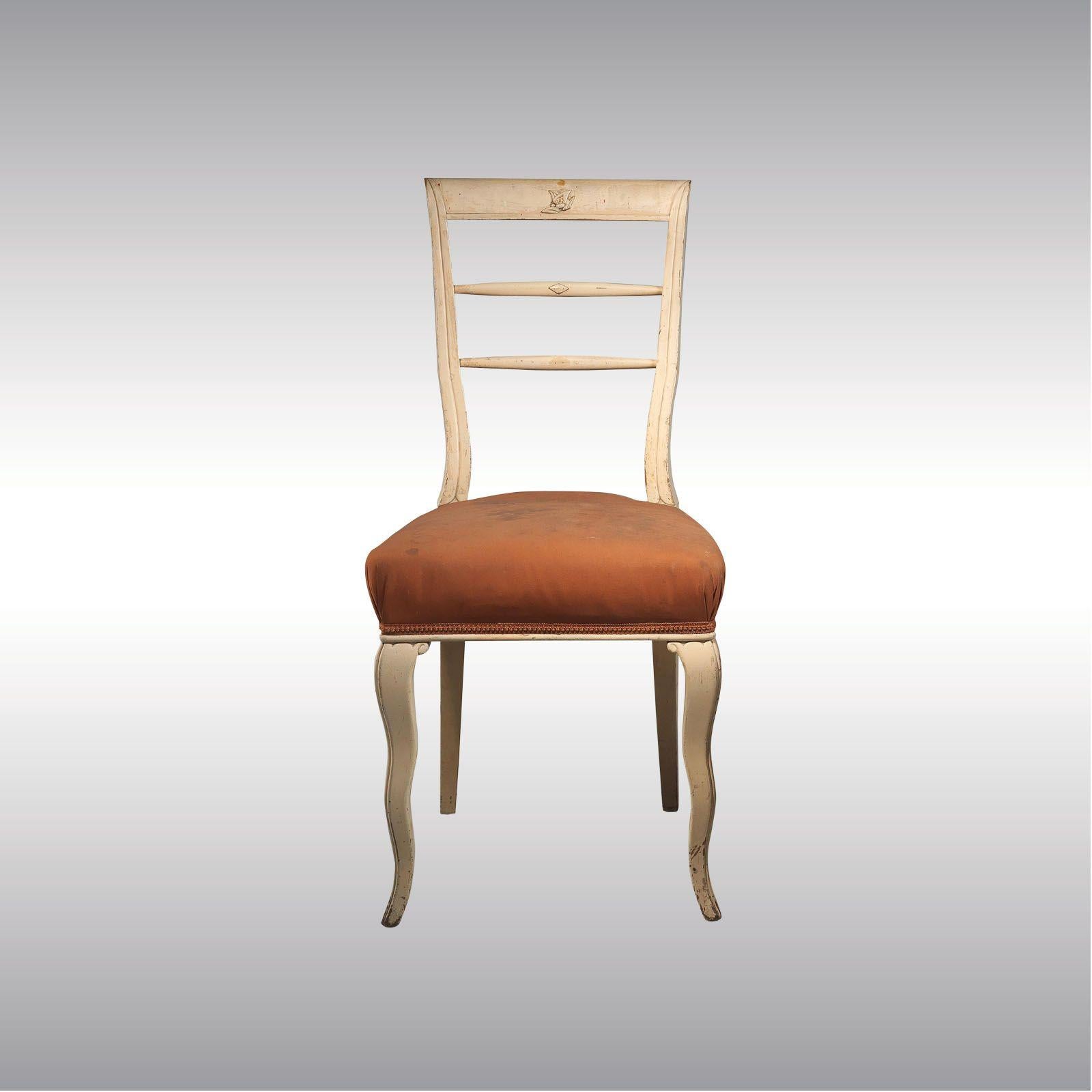 Due sedie da salotto molto eleganti con i tipici ornamenti utilizzati da Dagobert Peche negli anni '20 circa, confronta gli ornamenti simili.
Materiale.
Legno di faggio intagliato, rivestimento del sedile in seta macchiata, presenta segni dell'età.