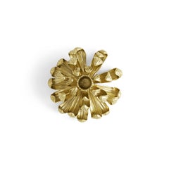 Coppia di candelabri Dahlia, metallo dorato, opera contemporanea.