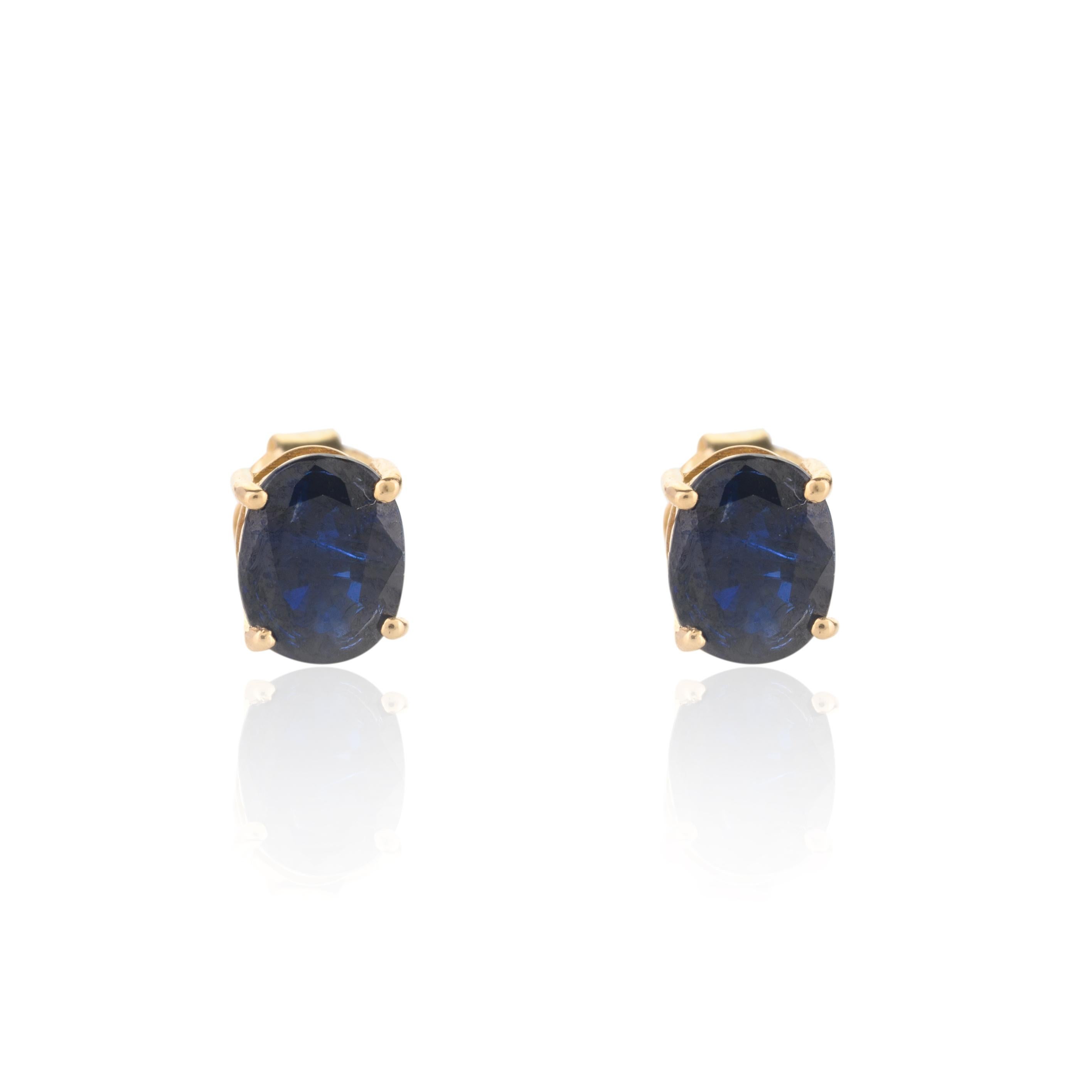 Blue Sapphire Ring, Pendant and Earrings Jewelry Set Made in 18k Yellow Gold For Sale 1
