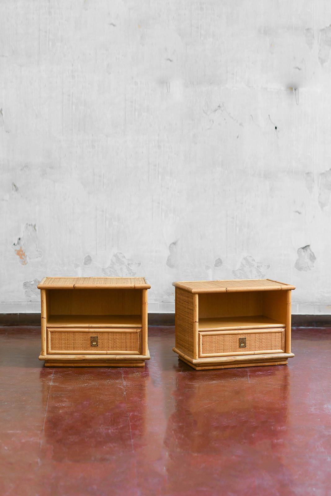 Paire de tables de chevet Vera en bambou et osier avec détails en laiton et un tiroir, années 1970
Détails du produit
Dimensions 61 L x 47 H x 42 P cm