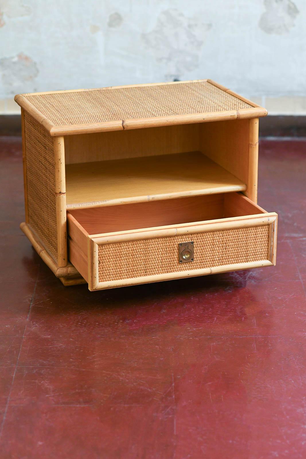 Paire de tables de chevet Dal Vera en bambou et osier avec détails en laiton, 1970 Bon état - En vente à Roma, RM