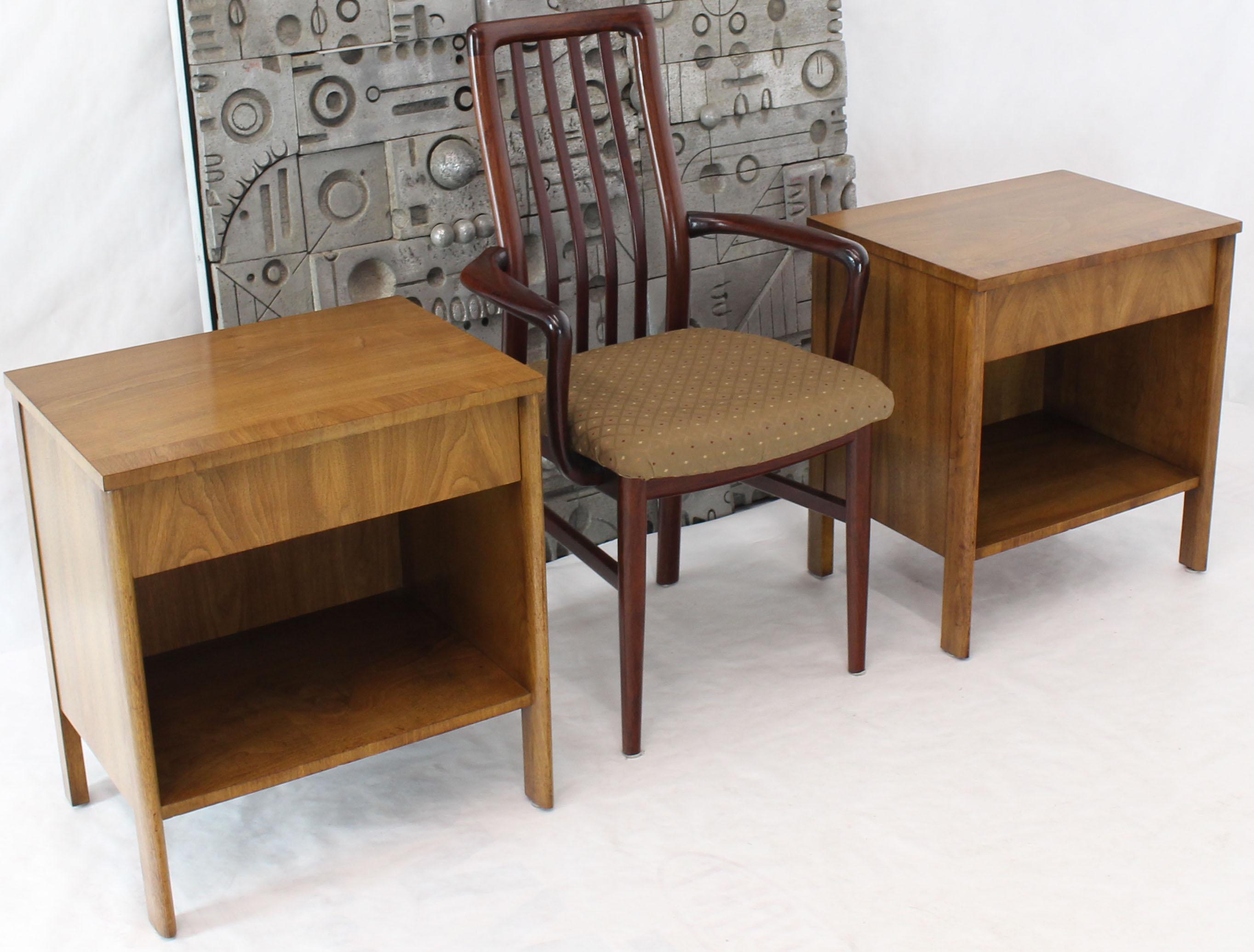 Pair of Mid-Century Modern walnut nightstands side bed tables by Widdicomb. Medium light american walnut finish. One drawer open space on the bottom.