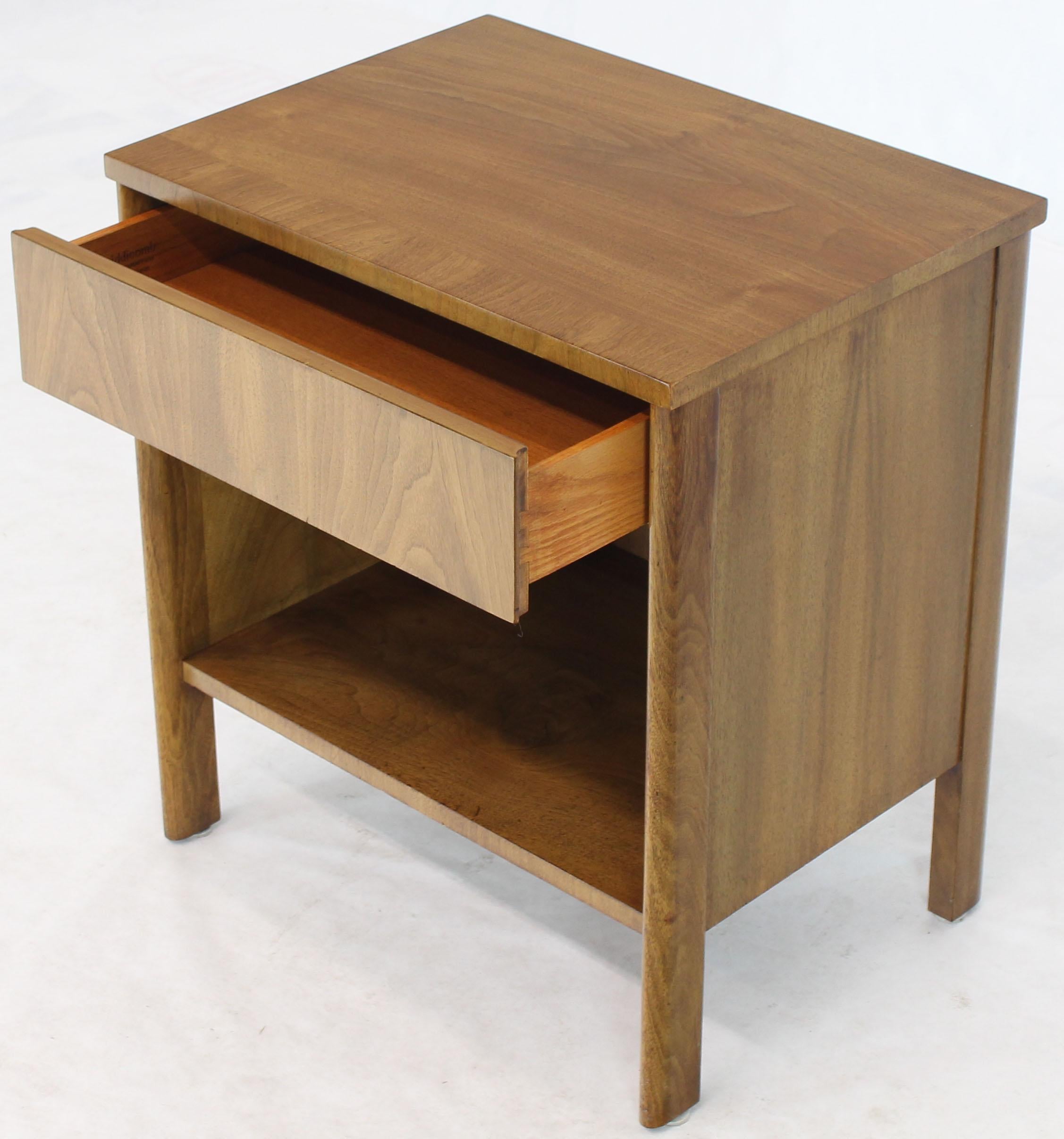 Pair of Dale Ford Widdicomb Walnut Banded Top Nightstands End Tables In Good Condition In Rockaway, NJ