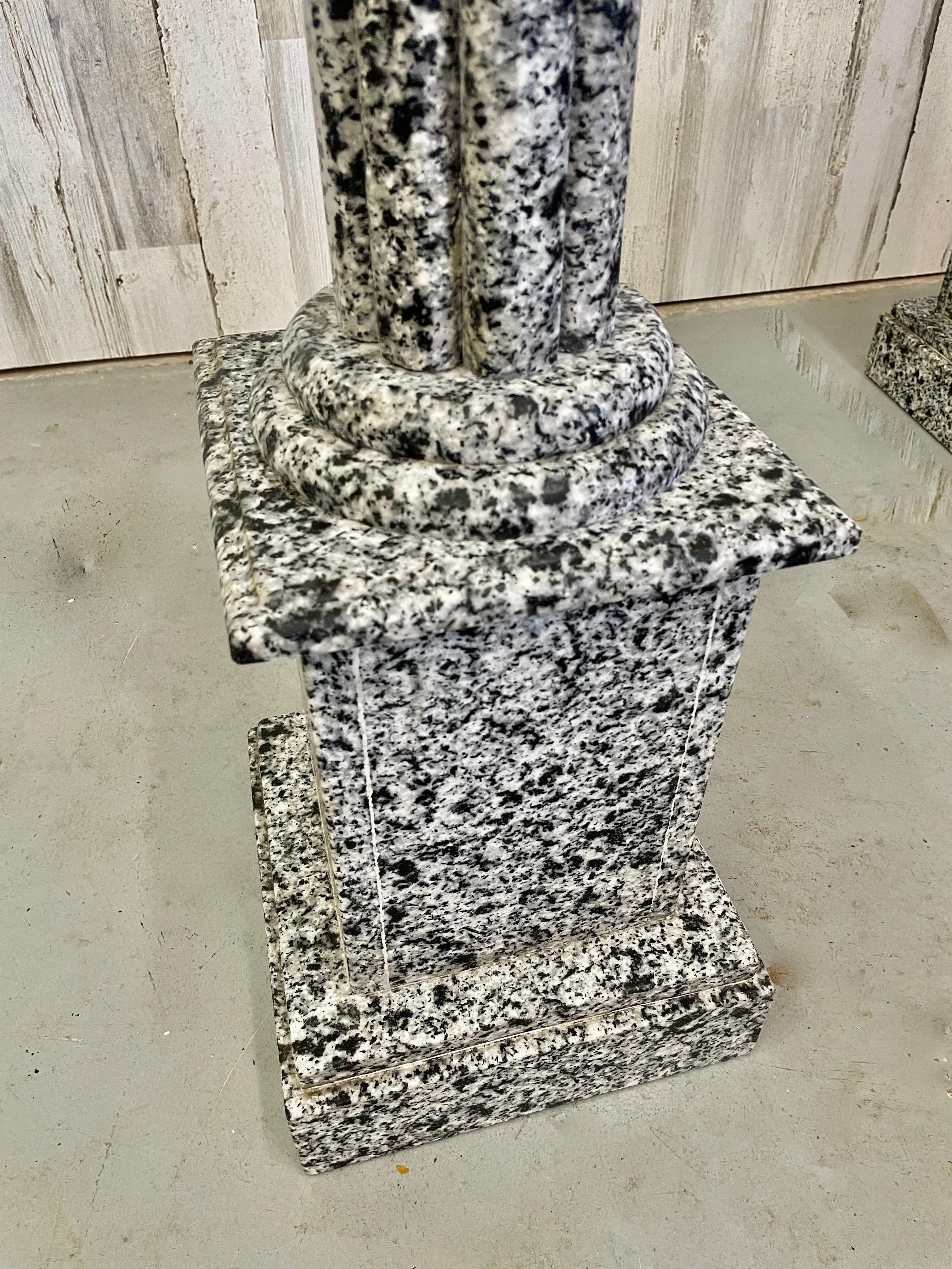 Ein Paar architektonische Säulen/Pflanzenständer aus schwarz-weiß gesprenkeltem Granit der Marke Dalmation.