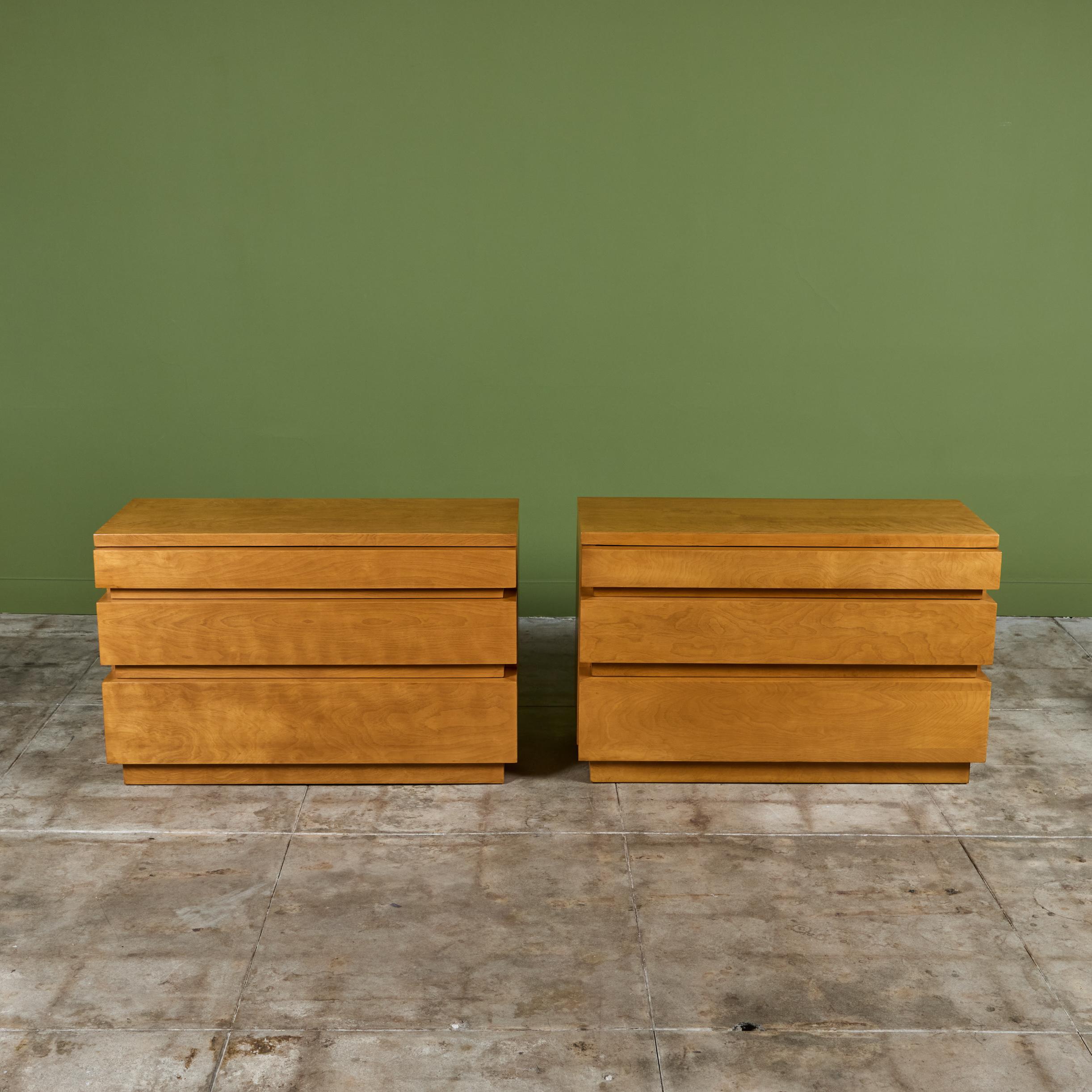 Mid-Century moderno Coppia di comò a tre cassetti Dan Johnson per Hayden Hall in vendita