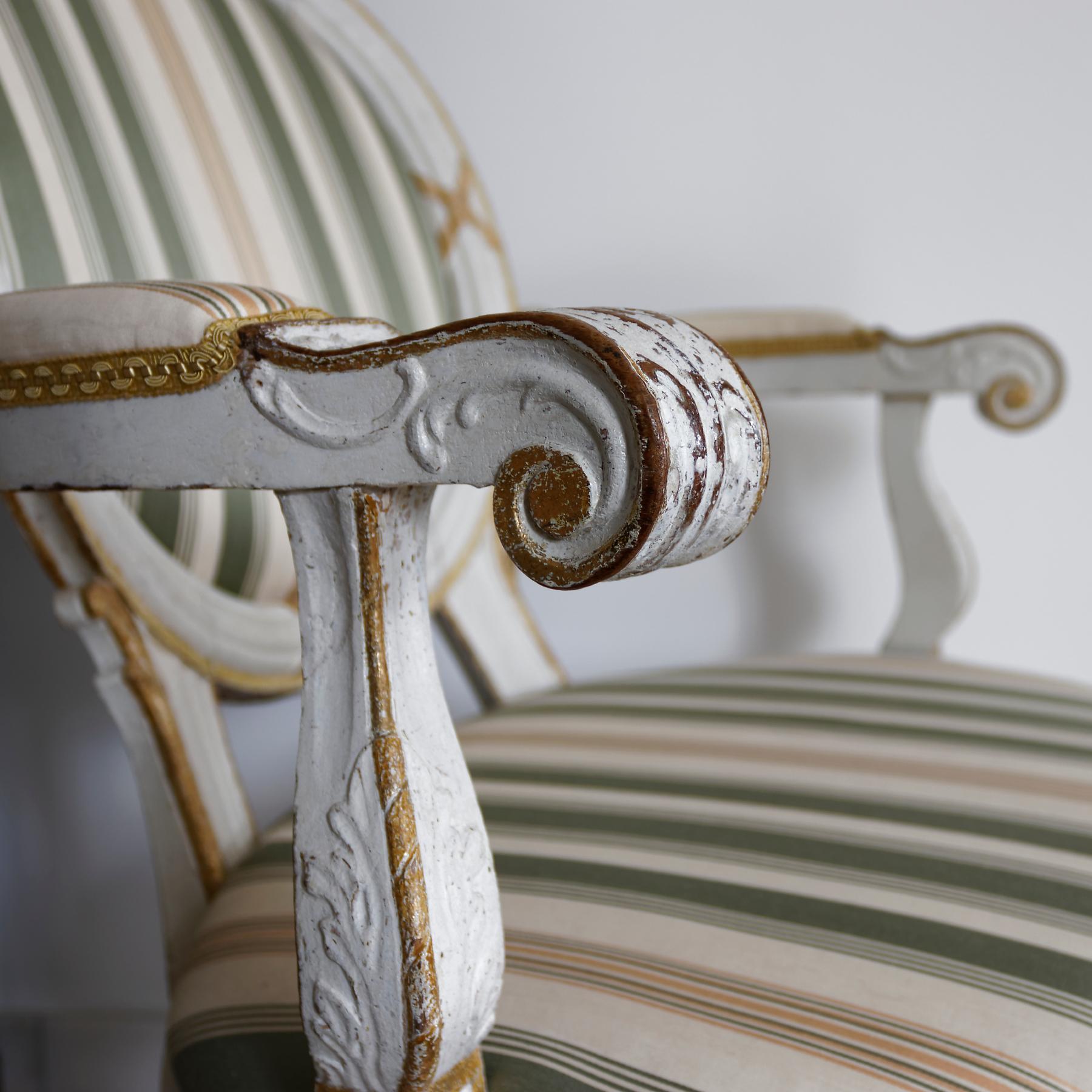 Paar dänische neoklassizistische, weiß lackierte Sessel aus dem 18. Jahrhundert (Neoklassisch) im Angebot
