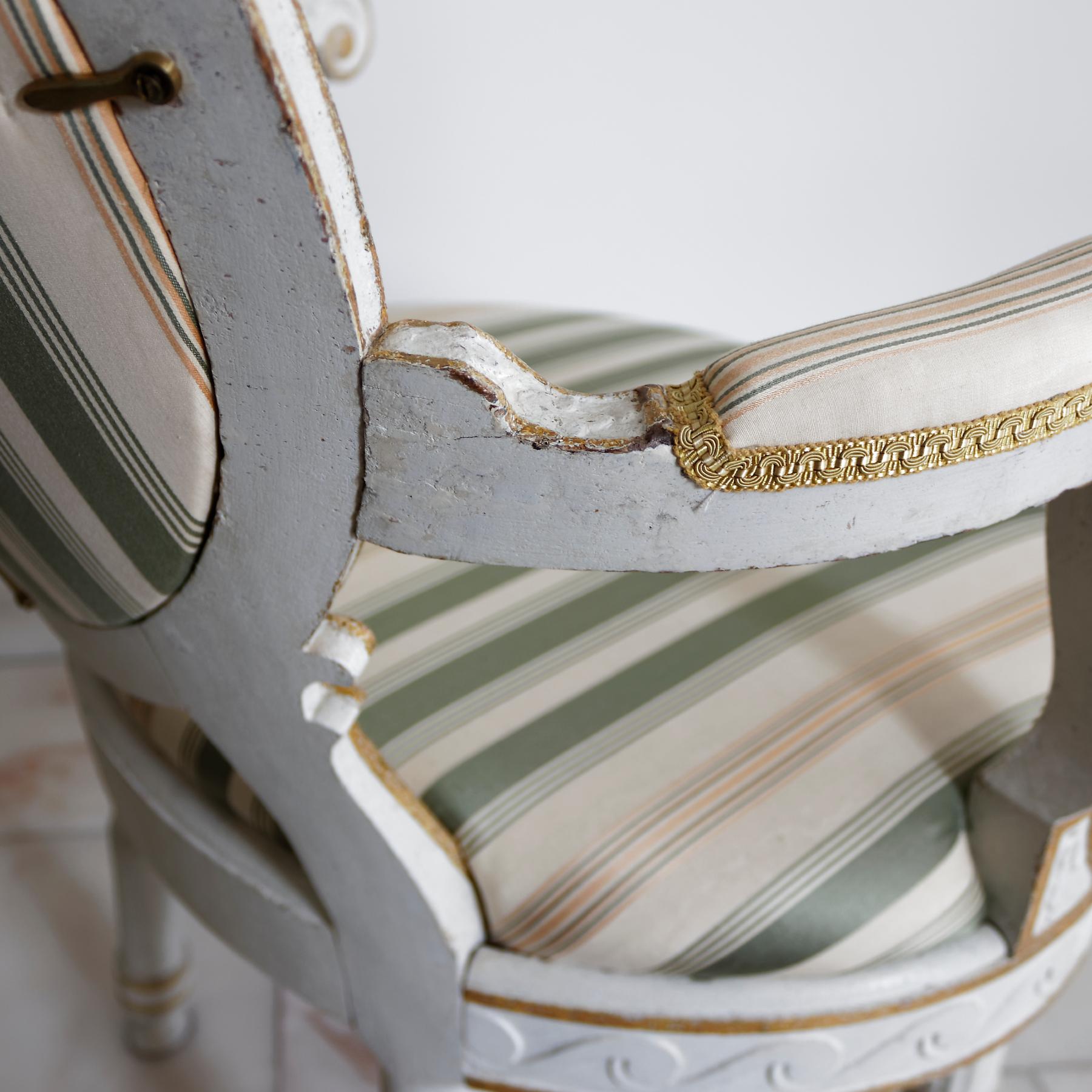 Paar dänische neoklassizistische, weiß lackierte Sessel aus dem 18. Jahrhundert (Dänisch) im Angebot