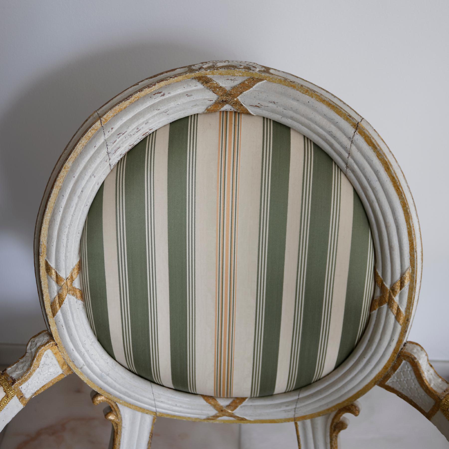 Paar dänische neoklassizistische, weiß lackierte Sessel aus dem 18. Jahrhundert (Holz) im Angebot