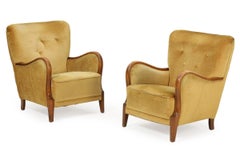 Coppia di sedie da salotto danesi degli anni 1940-50 con braccioli intagliati in Beeche