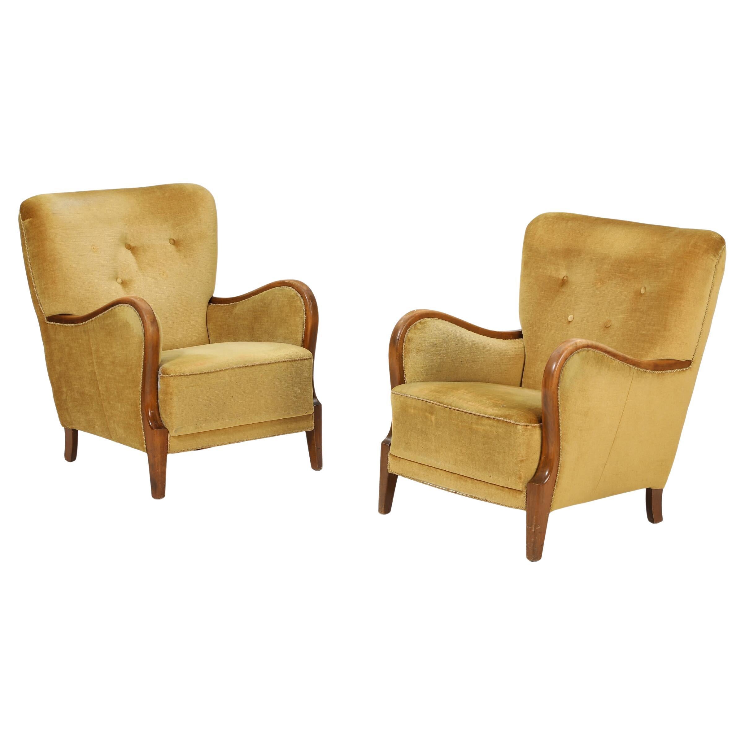 Pair of Danish 1940-50s Lounge Chairs with Carved Armrests in Beech For Sale