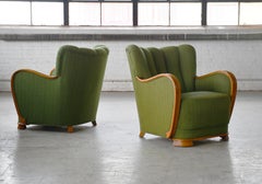 Pareja de sillones daneses de 1940-50 con reposabrazos tallados en roble