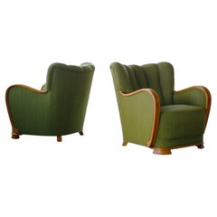 Pareja de sillones daneses de 1940-50 con reposabrazos tallados en roble