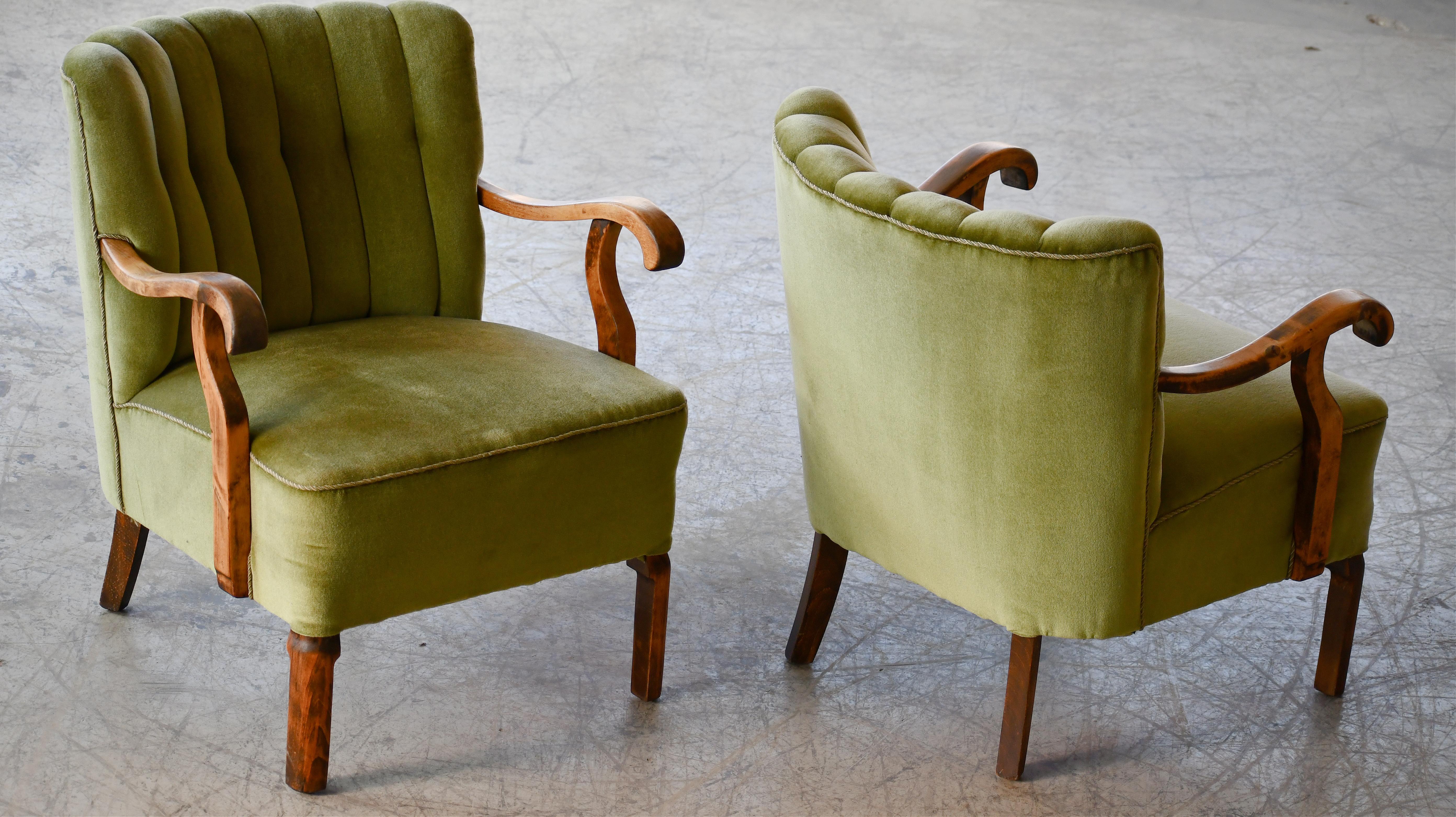 Paire classique d'élégants fauteuils danois à dossier bas des années 1940 par Slagelse Mobelvaerk. Le style des pieds est identique à celui utilisé sur la plupart des designs de Viggo Boesen, de sorte que le design pourrait facilement être de lui.
