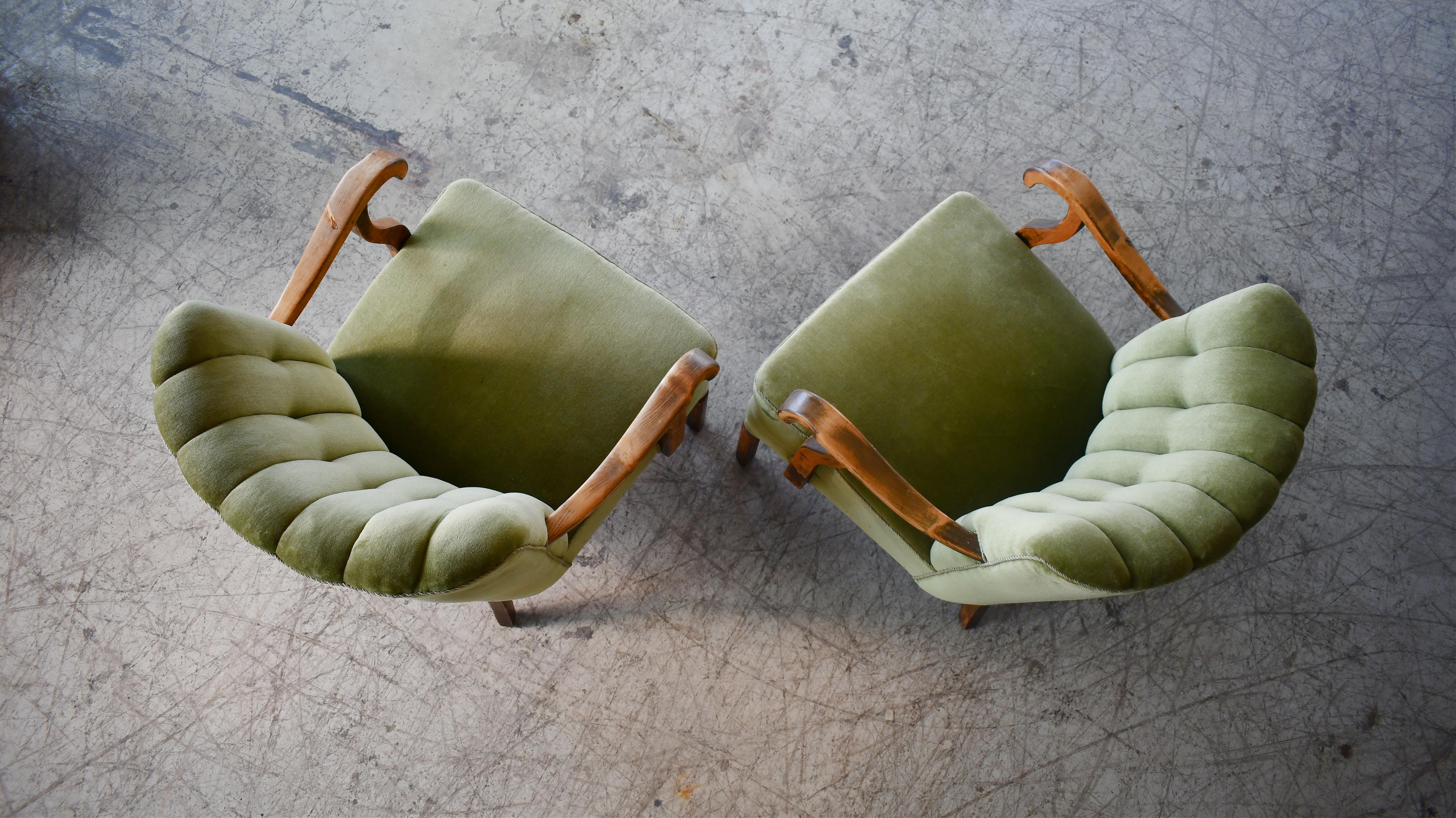 Milieu du XXe siècle Paire de fauteuils danois des années 1940 à dossier bas et accoudoirs ouverts par Slagelse