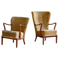 Paire de fauteuils danois des années 1940 à dossier haut et bas avec accoudoirs ouverts