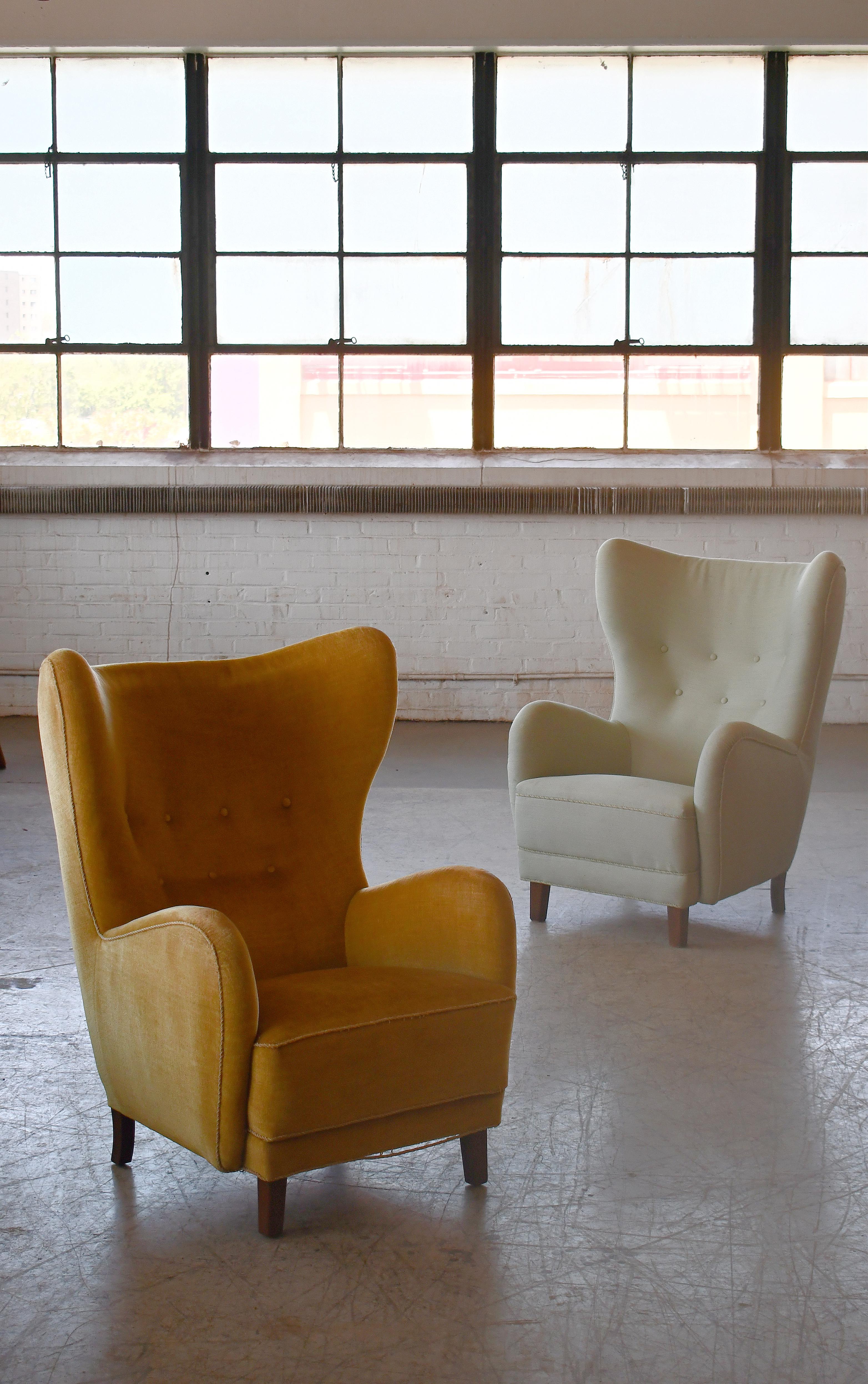 Paar schöne Flemming Lassen zugeschrieben hohe Rückenlehne Lounge-Stühle gemacht, ca. 1940. Diese kultigen Loungesessel gehören wahrscheinlich zu den perfektesten Hochlehnern, die je entworfen wurden. Mit seiner ultra-eleganten, sinnlichen Form und