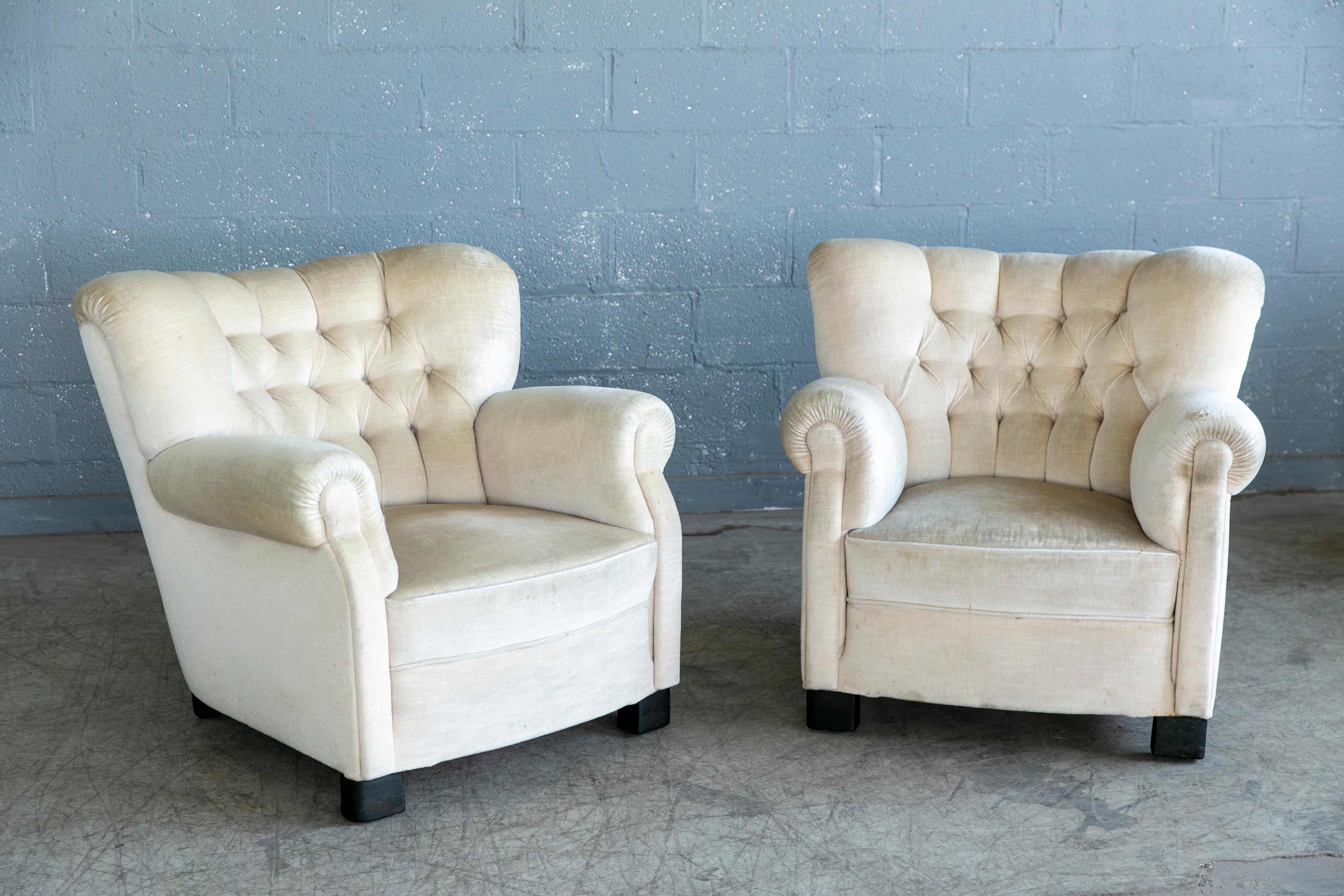 Pair of Danish 1940s Large Club Chairs in the Style of Fritz Hansen Model 1518 In Good Condition In Bridgeport, CT