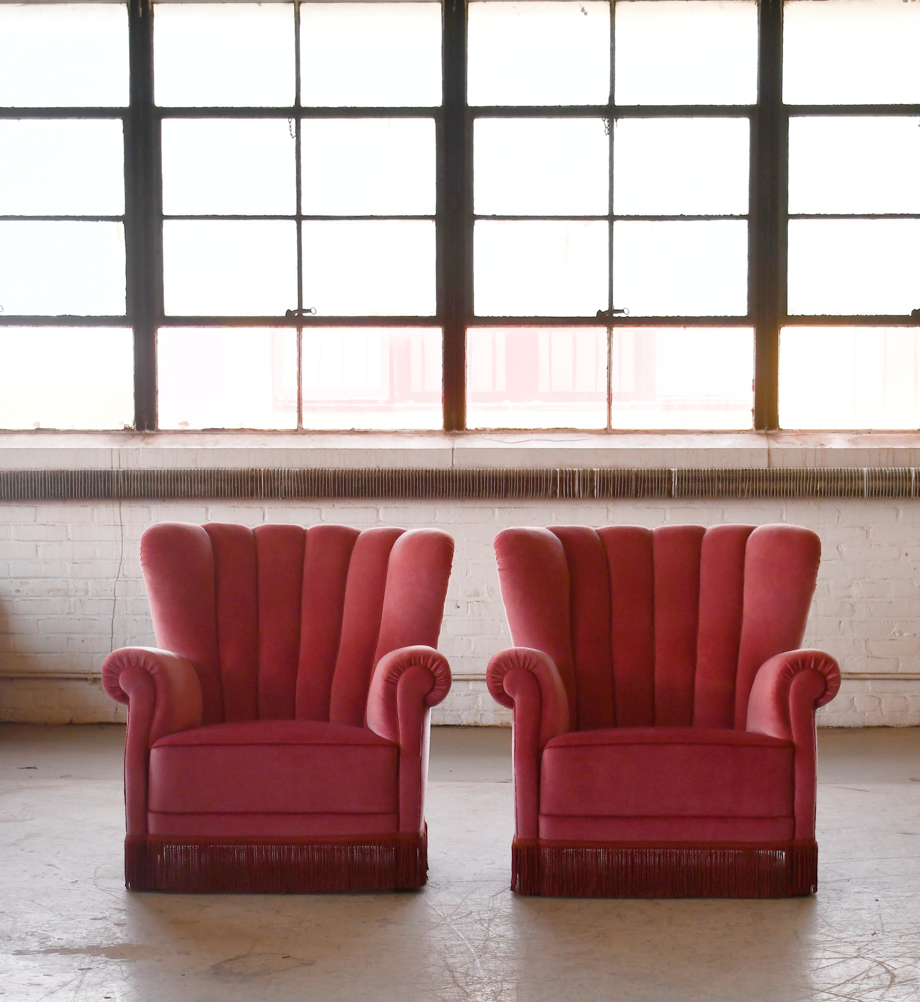 Paar sublime großen dänischen Club oder Lounge-Stuhl in den frühen 1940er Jahren als Modell 1518 von gemacht  Fritz Hansen. Diese Stühle sind sehr bequem und haben eine starke Präsenz, die jeden Raum prägt. Das vorhandene rosa Mohair wurde später