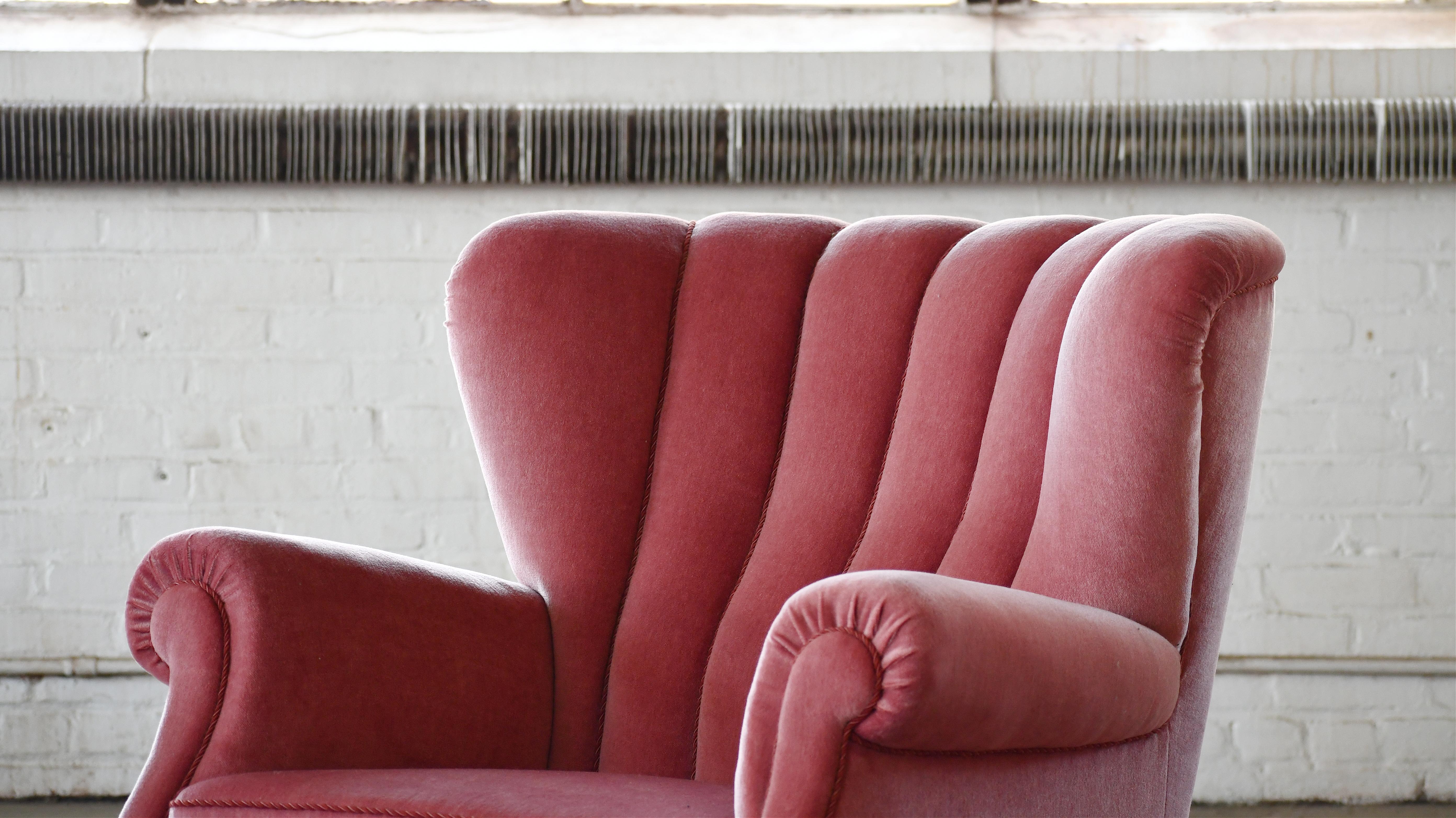 Beech Pair of Danish 1940s Large Club Chairs Model 1518 by Fritz Hansen in Pink Mohair For Sale