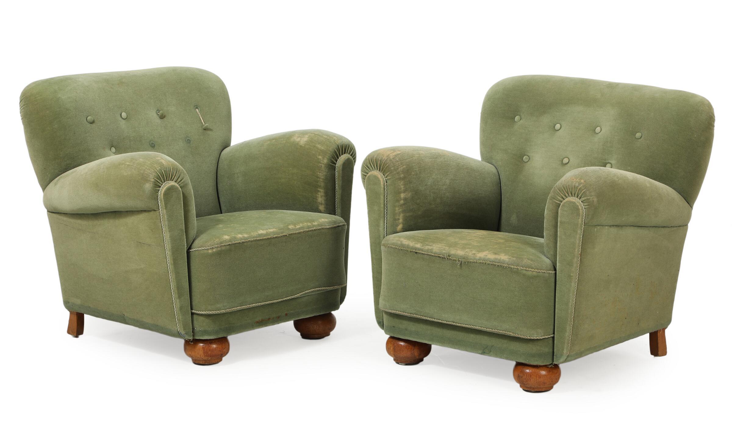 Paire de sublimes fauteuils club ou de salon danois de taille moyenne fabriqués dans les années 1940.  Ces chaises sont superbement confortables grâce aux ressorts hélicoïdaux de l'assise et du dossier et ont une présence très forte pour ancrer