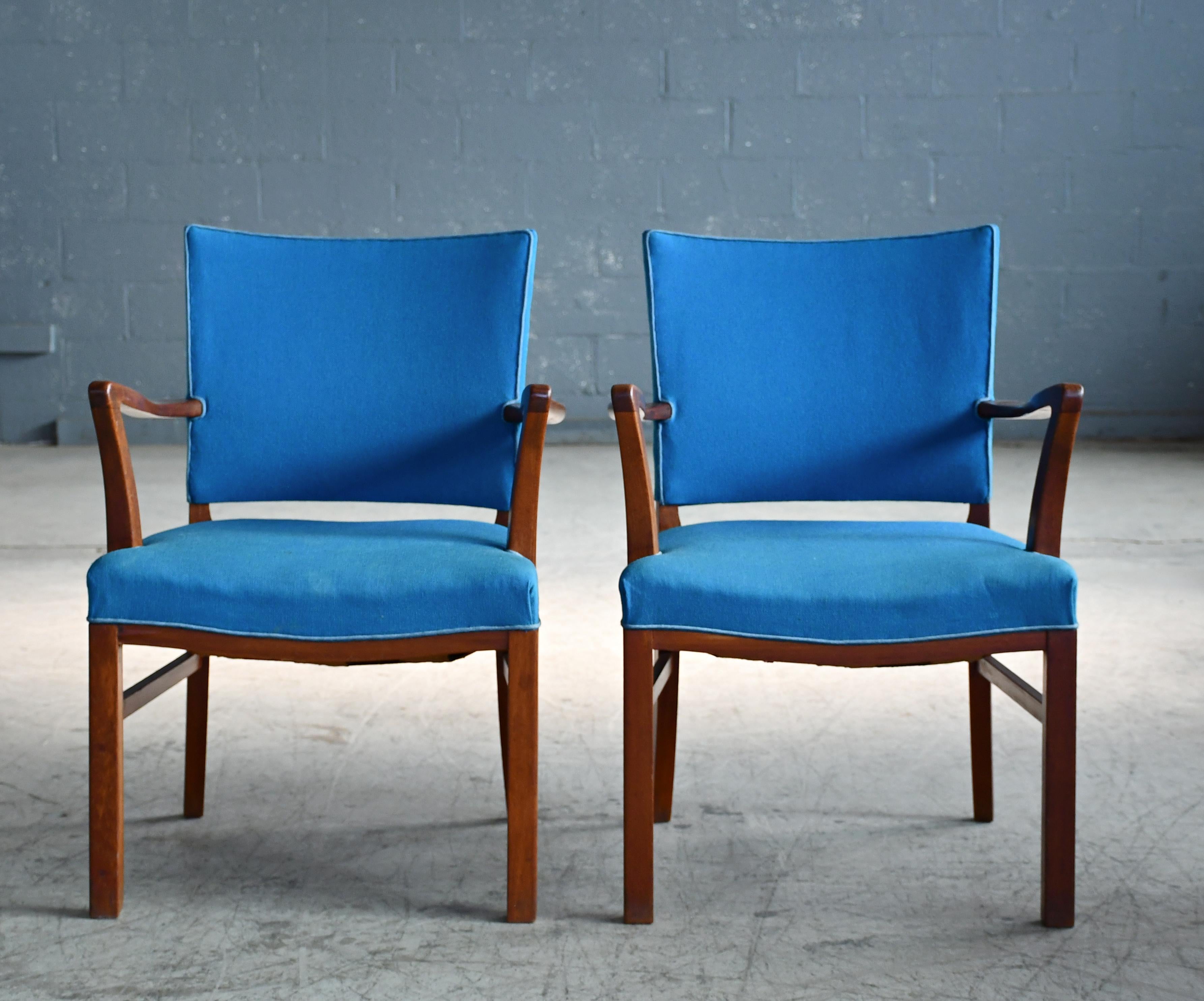 Mid-Century Modern Pair of Danish 1940s Mahogany Side or Desk Chairs with Open Armrests (v)