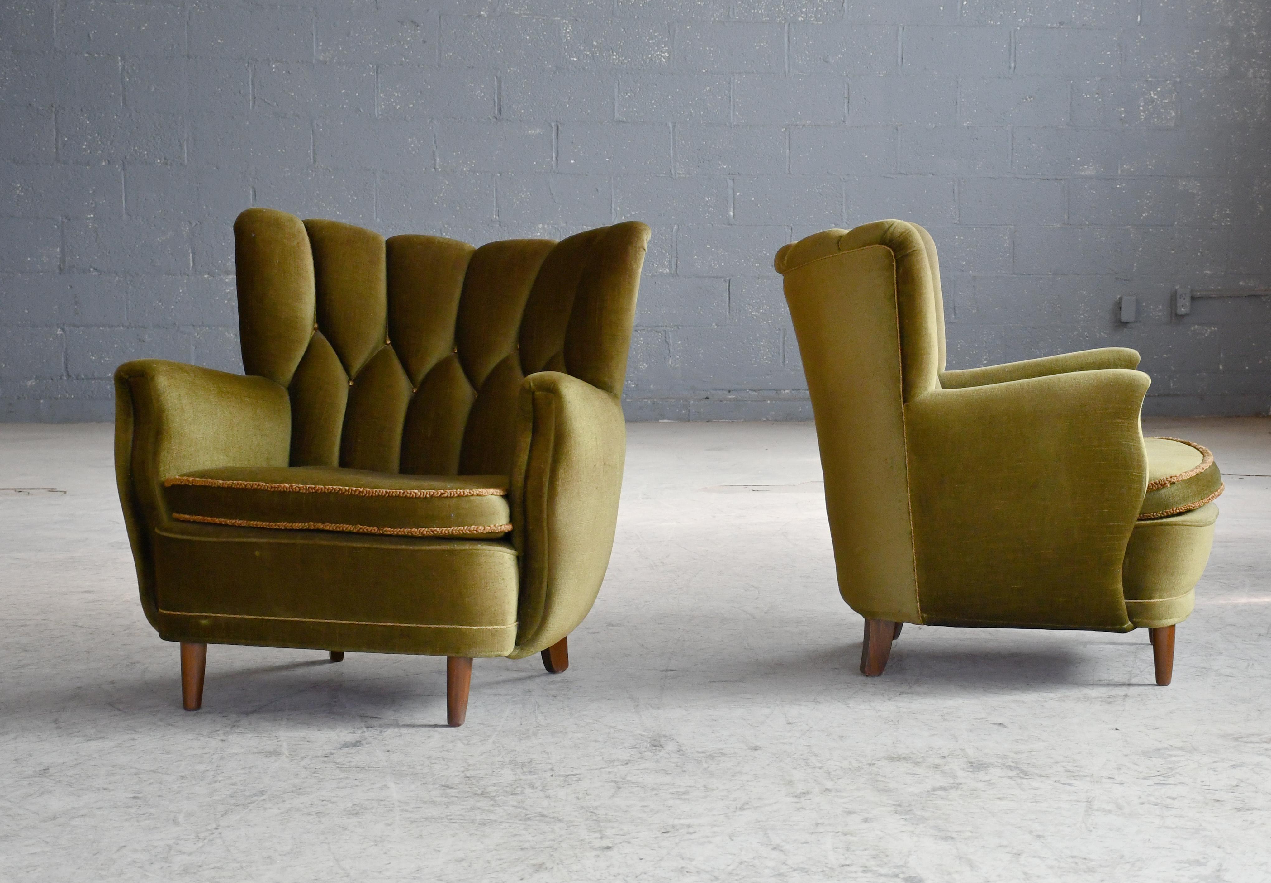 Pareja de sublimes sillones daneses de club o salón de escala media fabricados en la década de 1940. Las sillas se parecen a los conocidos diseños de sillas club de Fritz Hansen, pero ofrecen lo mismo en una configuración ligeramente más compacta.