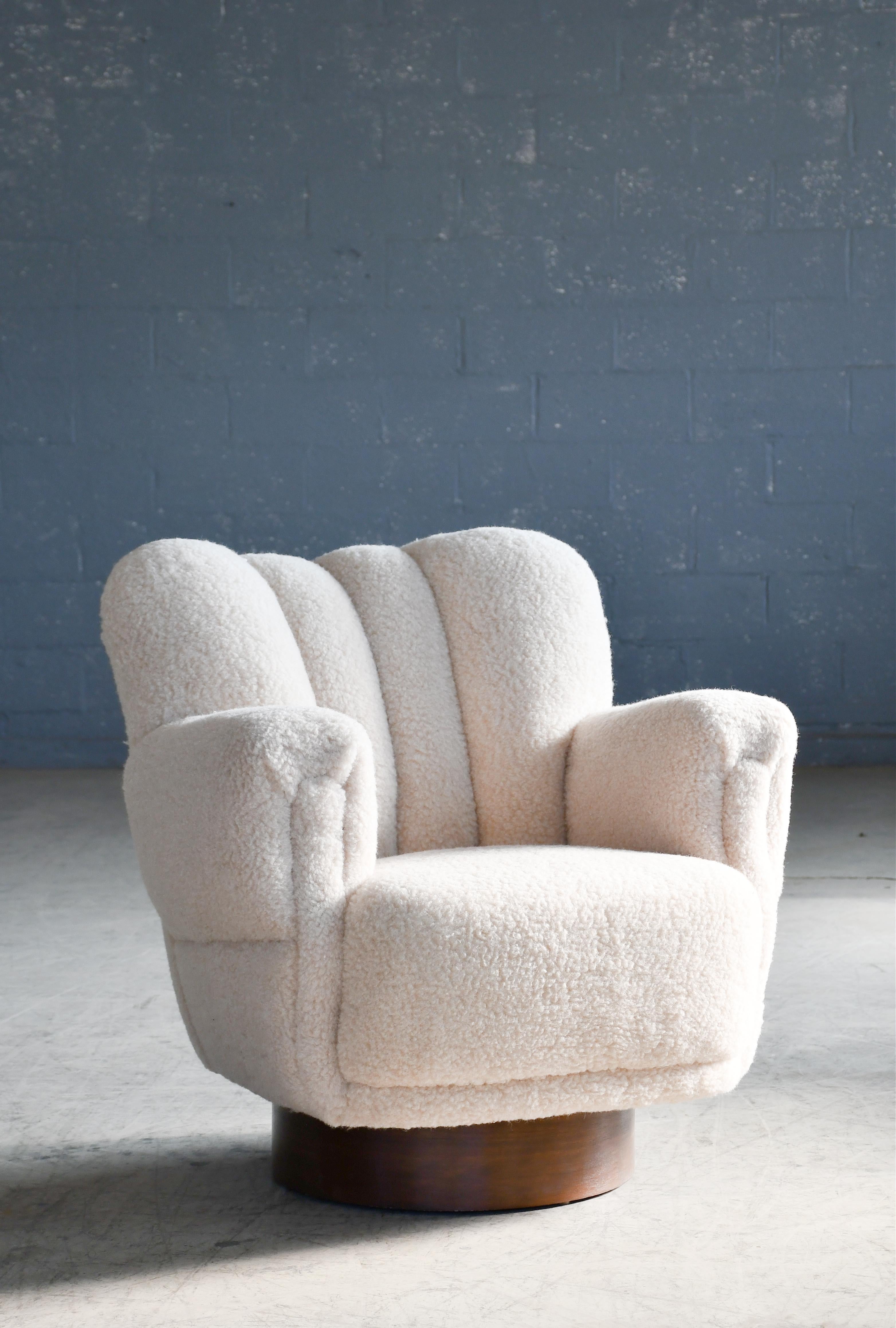 Paire de sublimes fauteuils club ou de salon danois de taille moyenne fabriqués dans les années 1940. Les chaises Bear ressemblent aux chaises club bien connues de Fritz Hansen, mais offrent la même chose dans une configuration légèrement plus