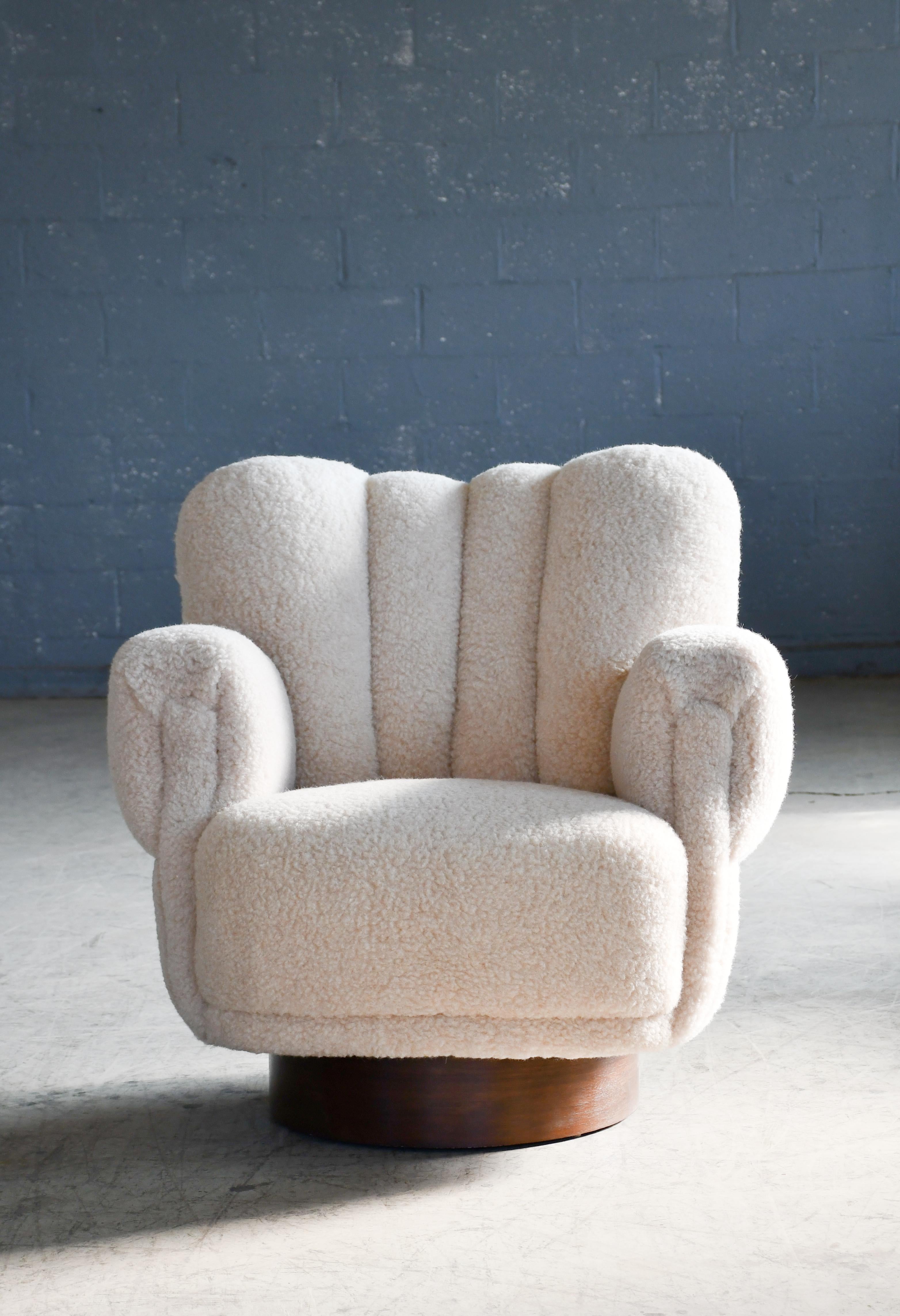 Mid-Century Modern Paire de fauteuils de salon danois des années 1940 à dossier bas et base pivotante en vente
