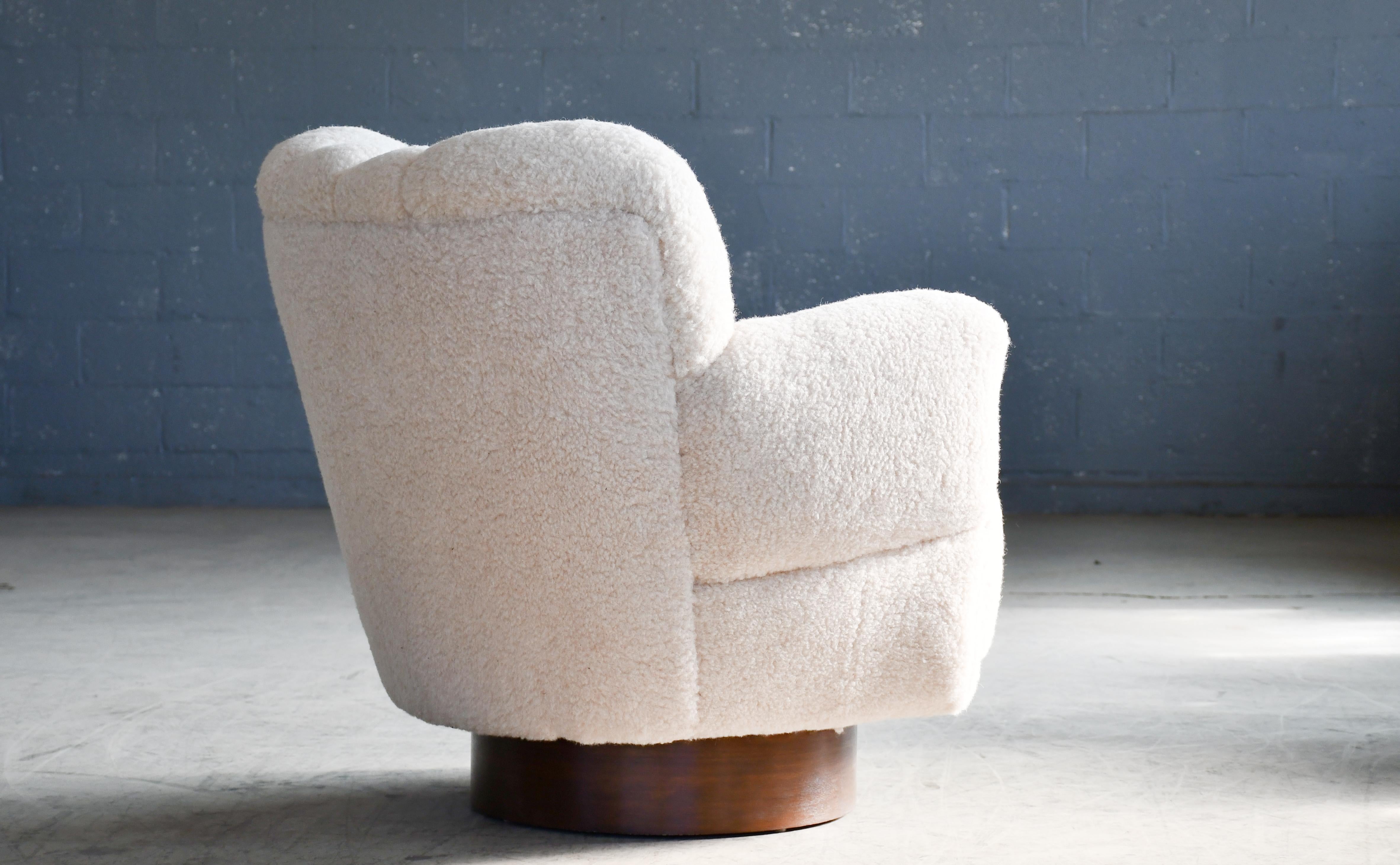 Danois Paire de fauteuils de salon danois des années 1940 à dossier bas et base pivotante en vente